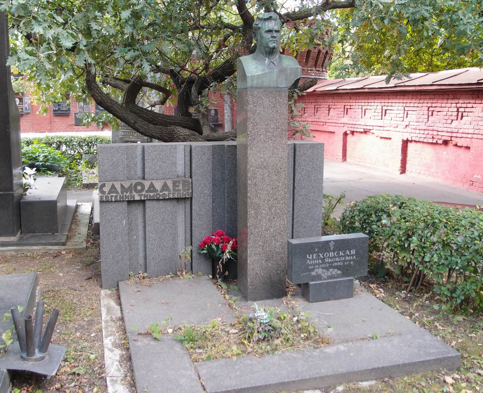 Памятник на могиле Самодаева Е.Т. (1906–1971), ск. А.Елецкий, на Новодевичьем кладбище (7–19–1).