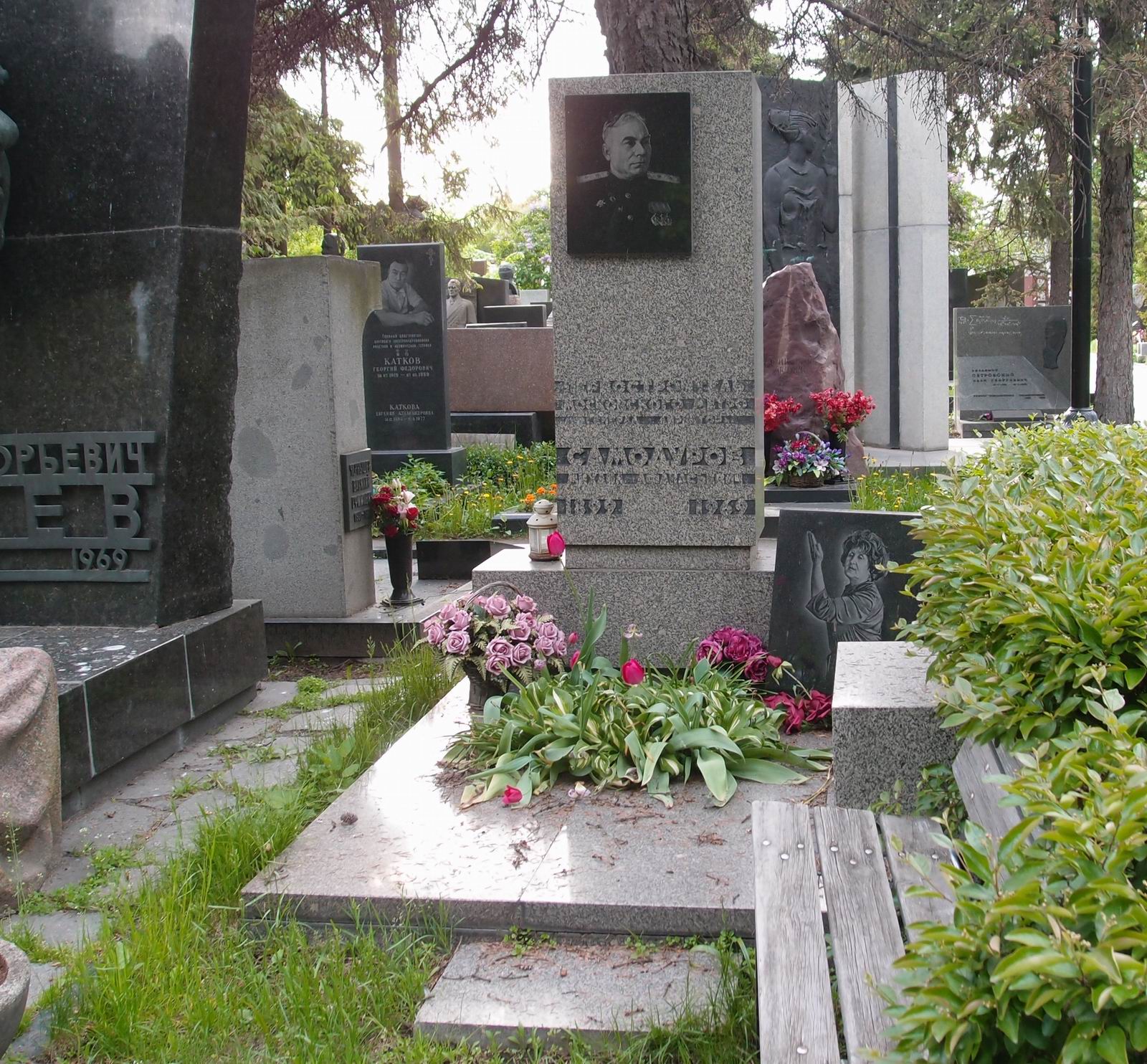 Памятник на могиле Самодурова М.А. (1899–1969), на Новодевичьем кладбище (7–1–14).