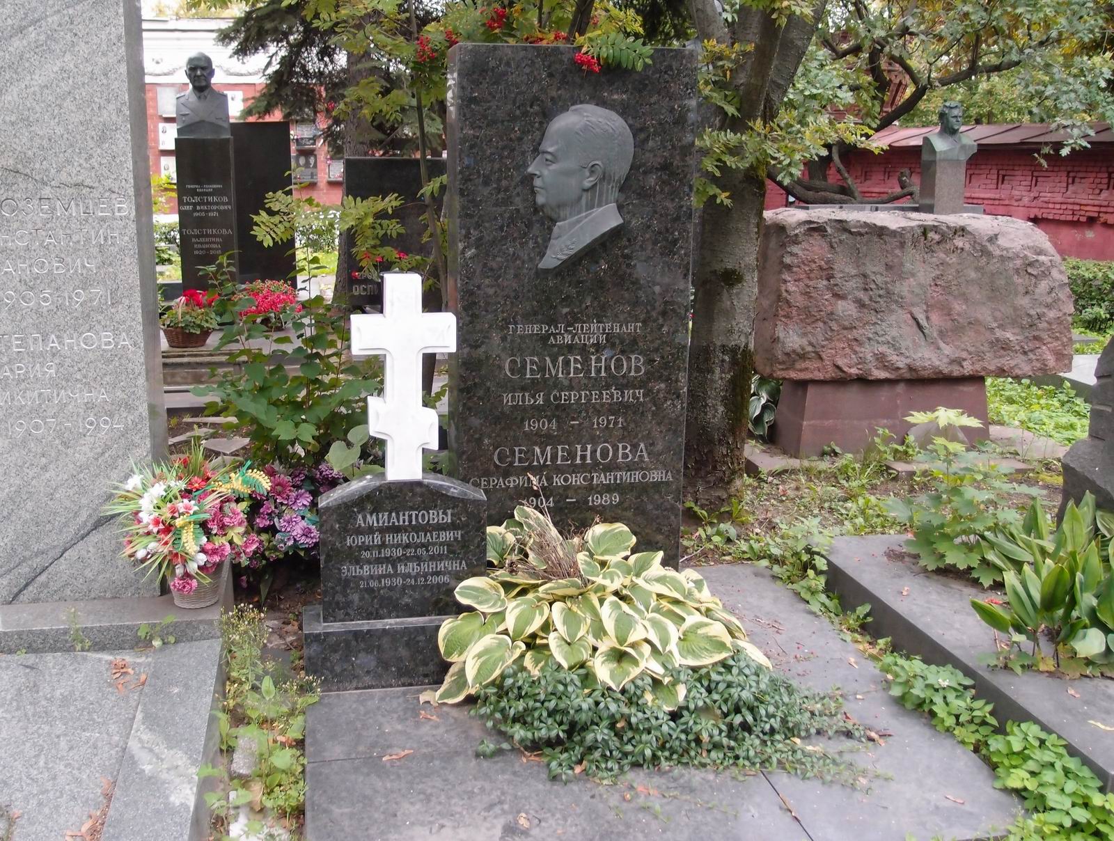 Памятник на могиле Семёнова И.С. (1904–1971), на Новодевичьем кладбище (7–17–4).