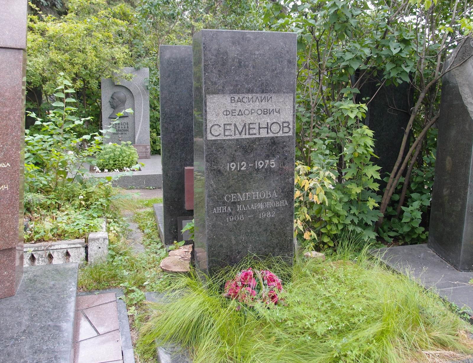 Памятник на могиле Семёнова В.Ф. (1912–1975), арх. Ф.Мещанов, на Новодевичьем кладбище (7–10–19).