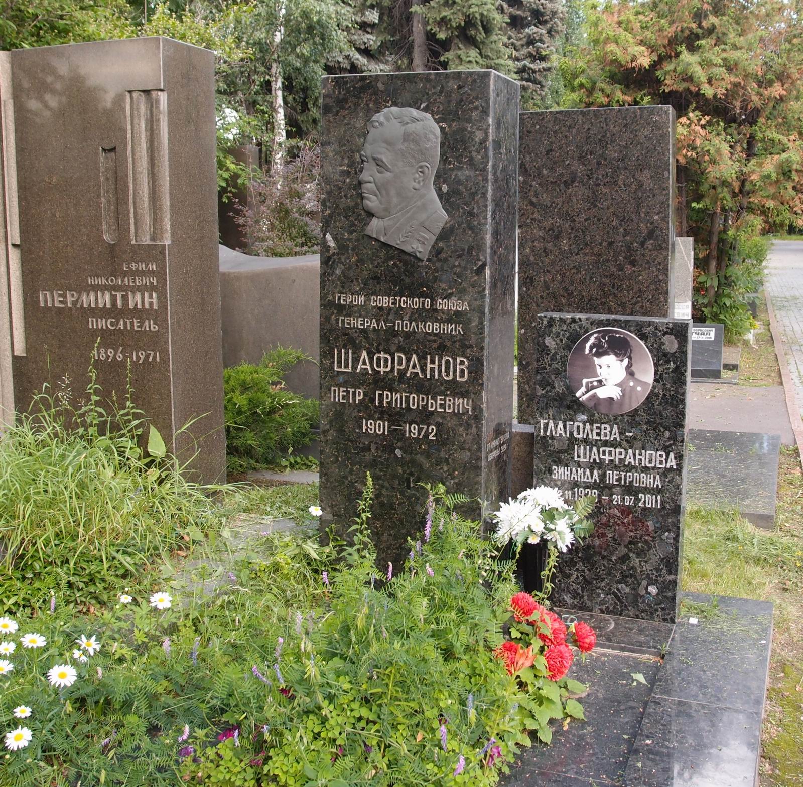 Памятник на могиле Шафранова П.Г. (1901–1972), ск. А.Елецкий, на Новодевичьем кладбище (7–18–11).