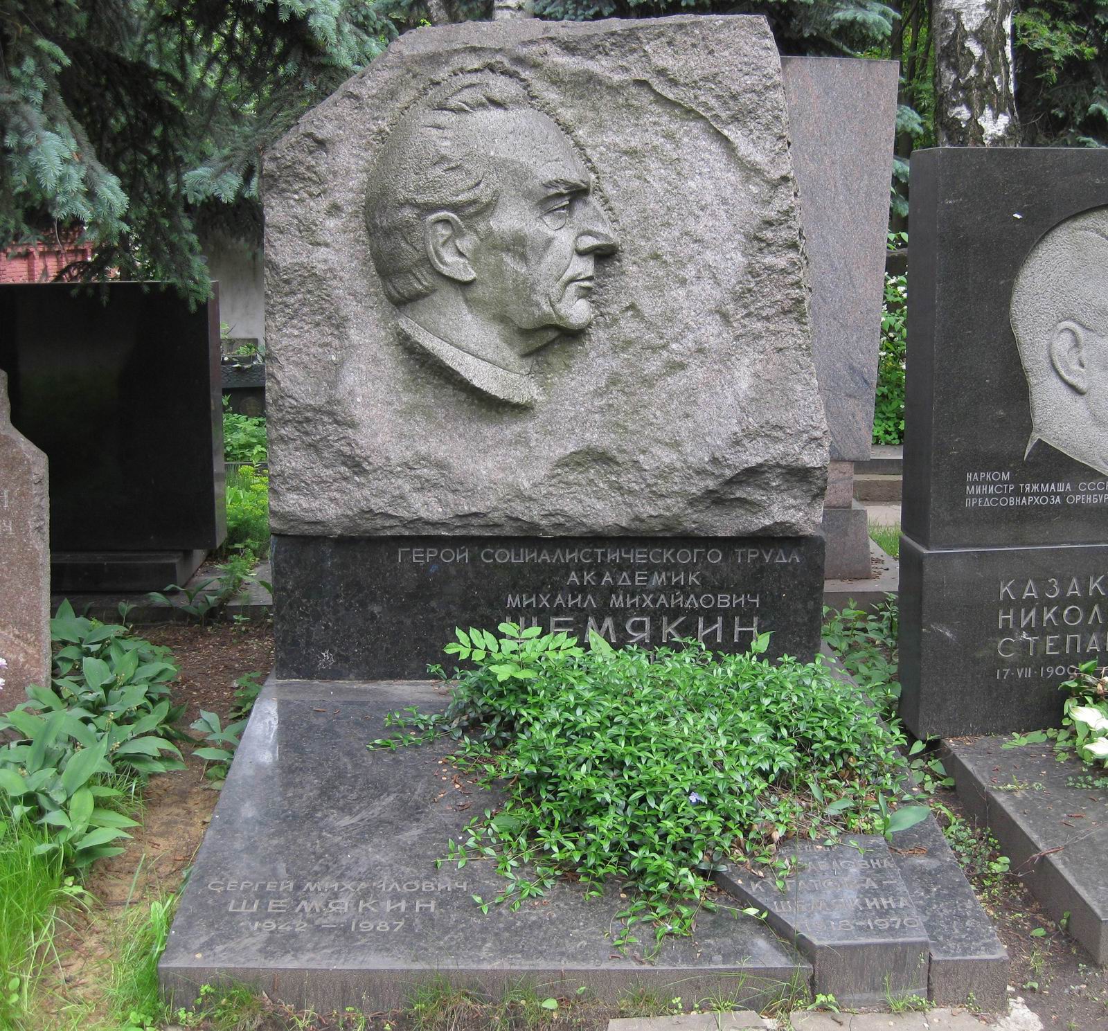 Памятник на могиле Шемякина М.М. (1908–1970), ск. А.Костромитин, на Новодевичьем кладбище (7–14–2).