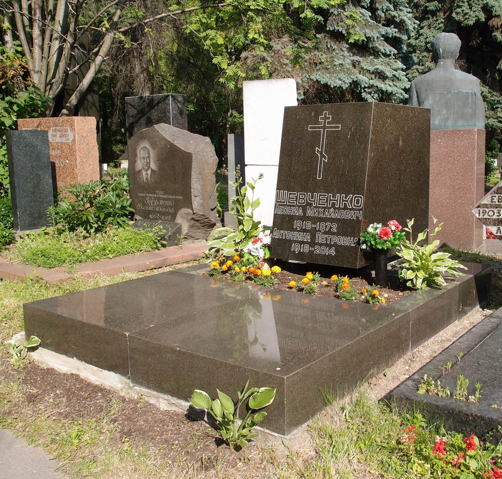 Памятник на могиле Шевченко Л.М. (1913–1972), арх. И.Студеникин, на Новодевичьем кладбище (7–2–25).