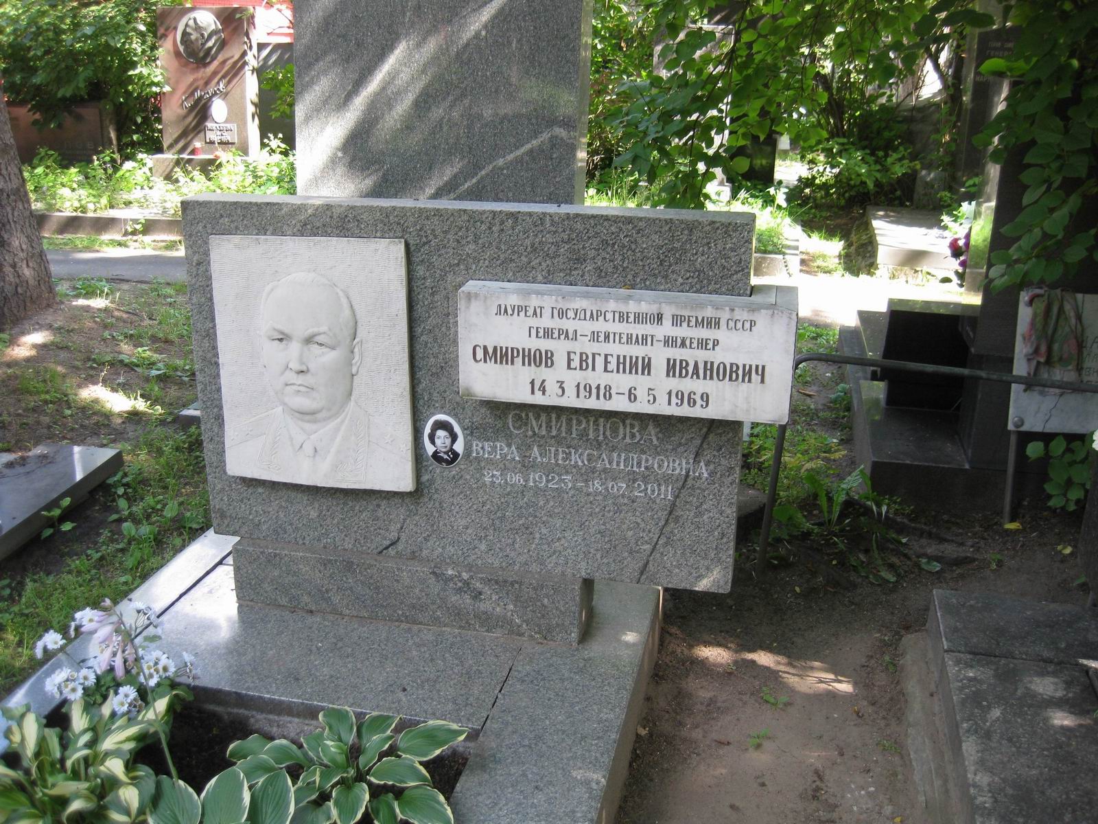 Памятник на могиле Смирнова Е.И. (1918–1969), ск. А.Врубель, арх. Е.Ефремов, на Новодевичьем кладбище (7–6–4).