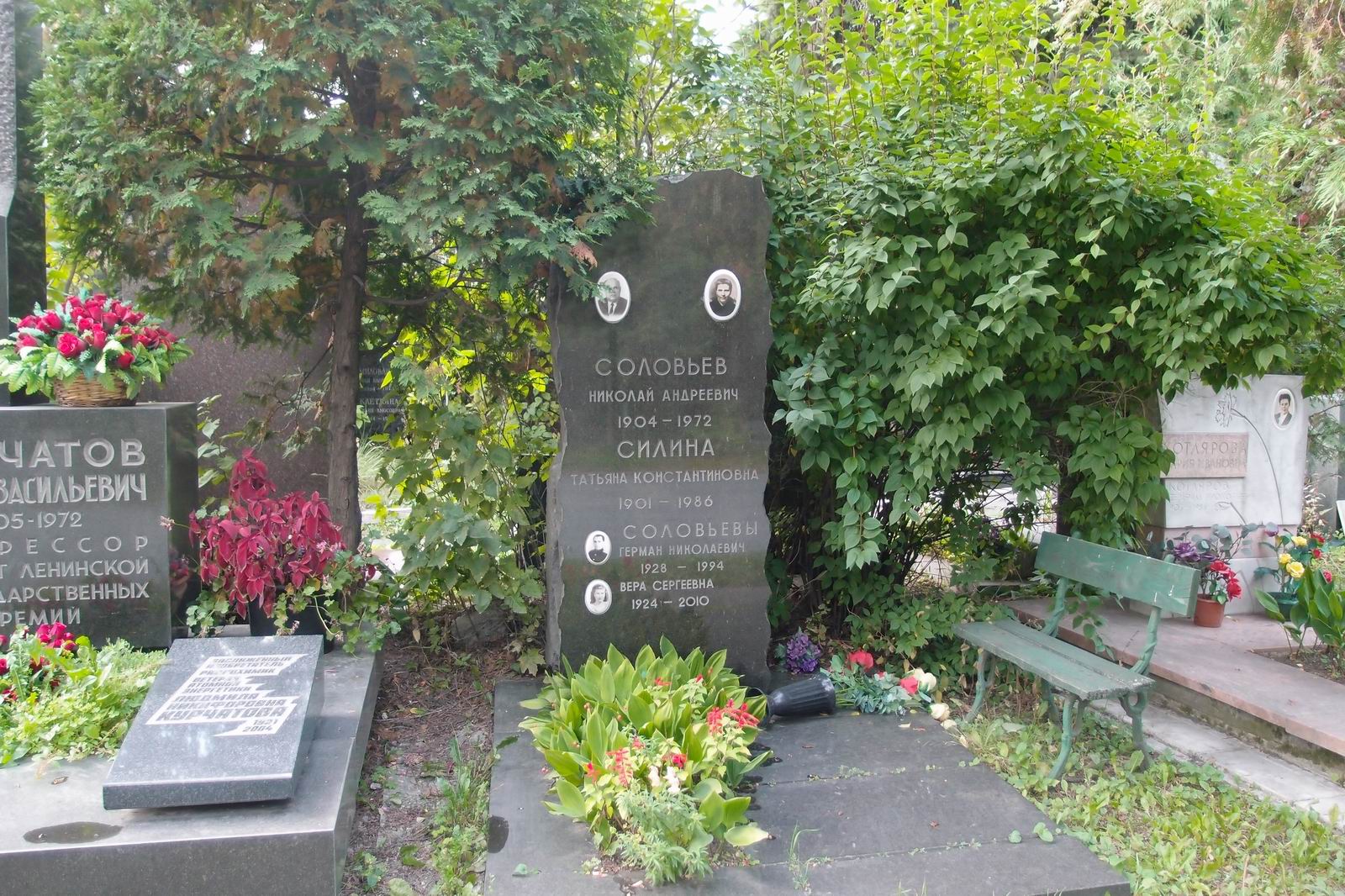 Памятник на могиле Соловьёва Н.А. (1904–1972), на Новодевичьем кладбище (7–1–22).