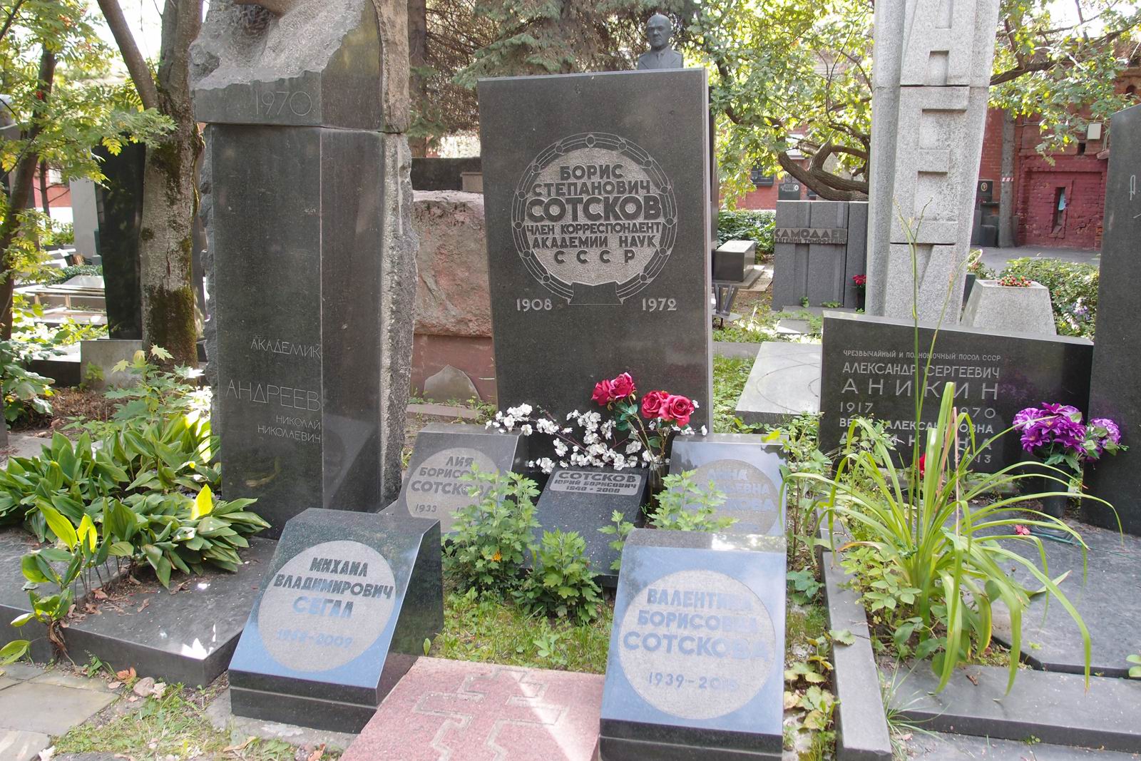 Памятник на могиле Сотскова Б.С. (1908–1972), арх. А.Усачев, на Новодевичьем кладбище (7–17–2).