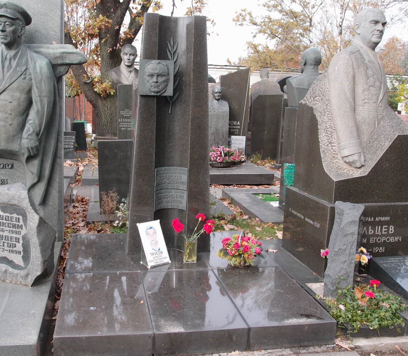 Памятник на могиле Трусова К.А. (1919–1981), ск. А.Врубель, арх. Е.Ефремов, на Новодевичьем кладбище (7–17–16). Нажмите левую кнопку мыши чтобы увидеть фрагмент памятника.