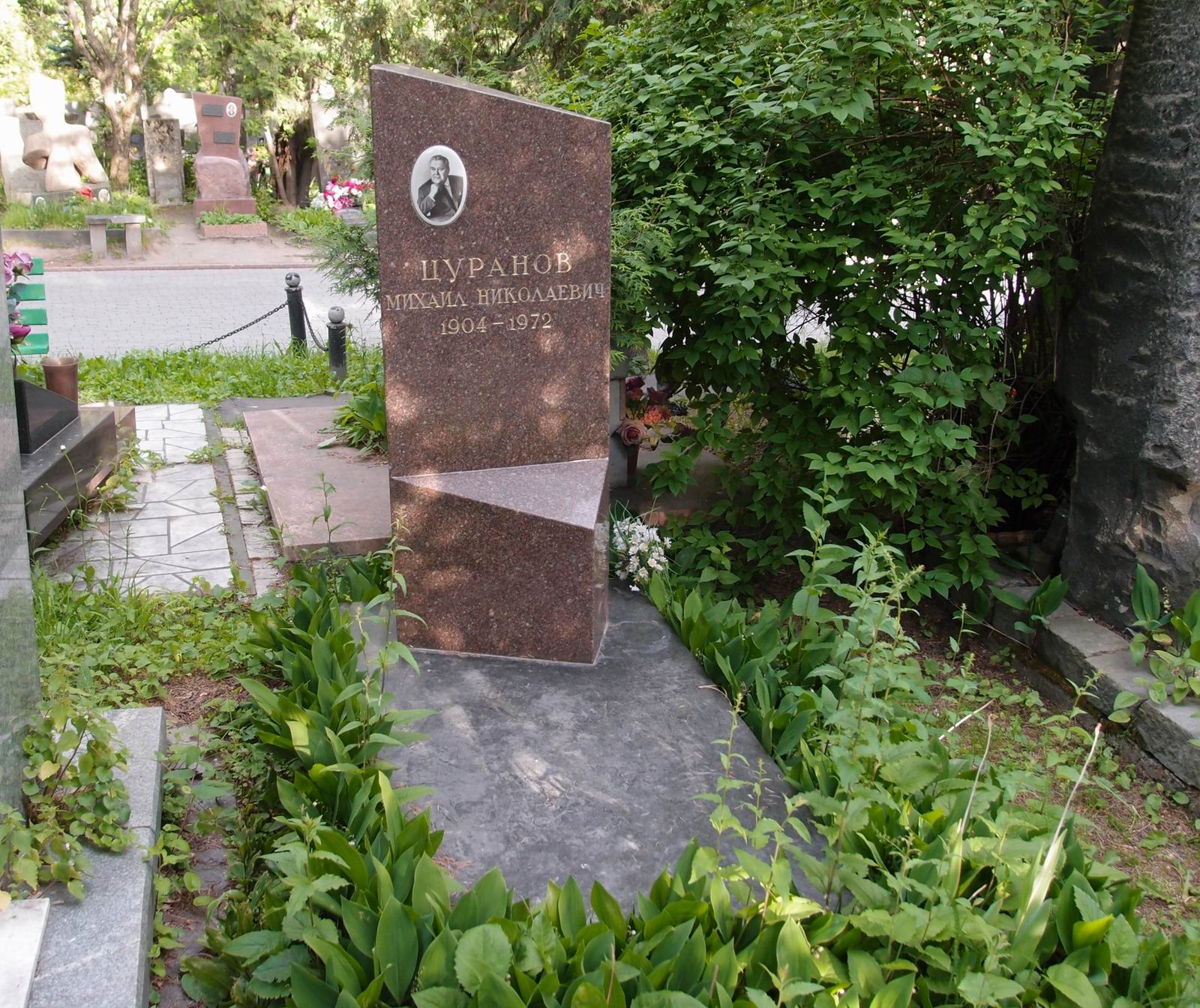 Памятник на могиле Цуранова М.Н. (1904–1972), по проекту Л.Цуранова, на Новодевичьем кладбище (7–2–20).