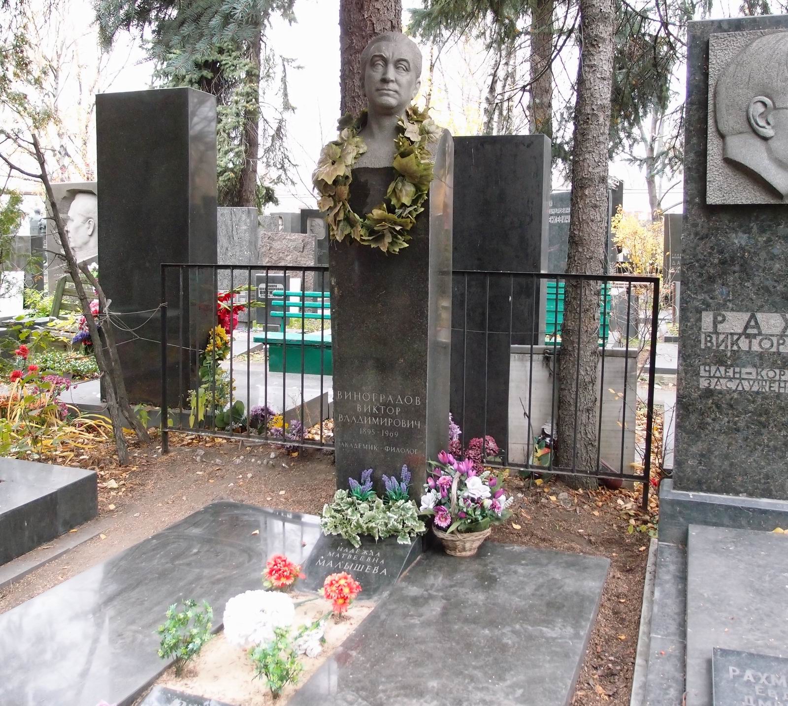 Памятник на могиле Виноградова В.В. (1895–1969), ск. И.Першудчев, на Новодевичьем кладбище (7–9–6).