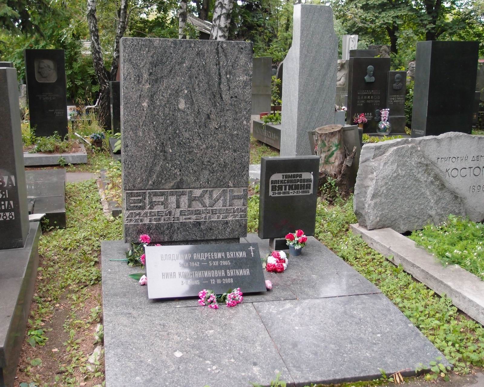 Памятник на могиле Вяткина А.Е. (1903–1970), на Новодевичьем кладбище (7–11–8).