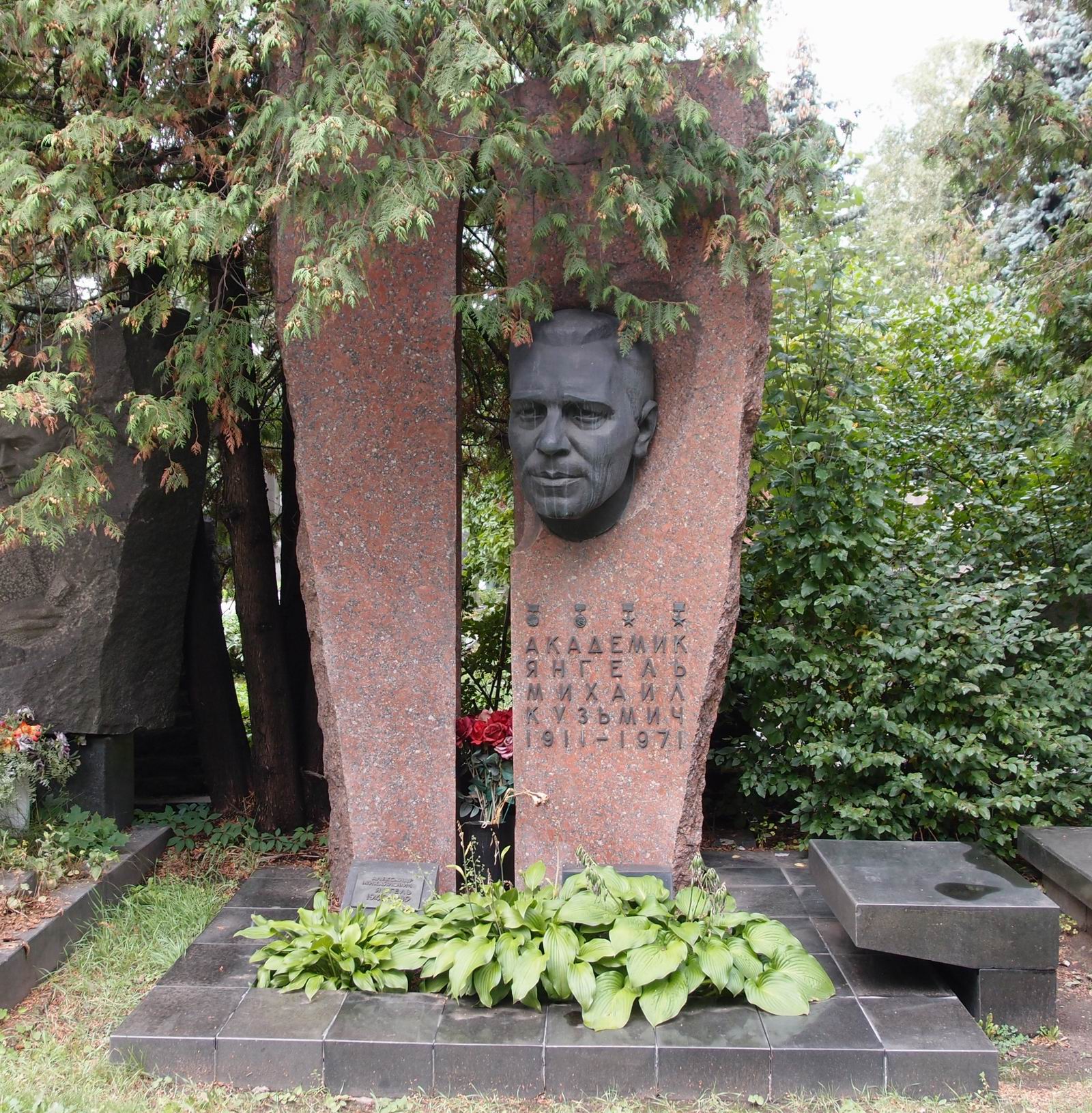 Памятник на могиле Янгеля М.К. (1911–1971), по замыслу А.Андрющенко, на Новодевичьем кладбище (7–1–11).
