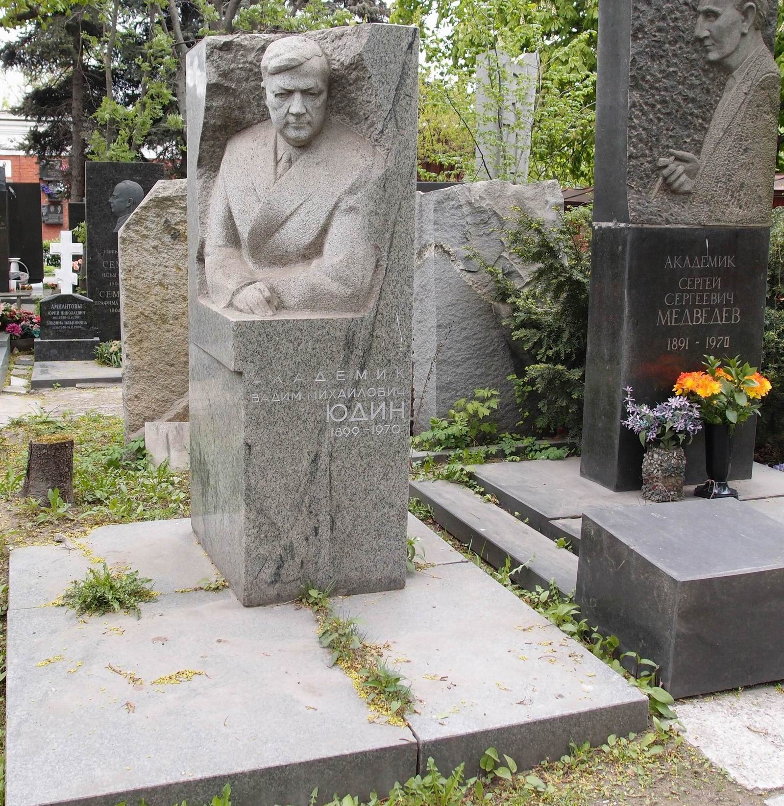 Памятник на могиле Юдина В.М. (1899–1970), ск. О.Манизер, на Новодевичьем кладбище (7–15–4).