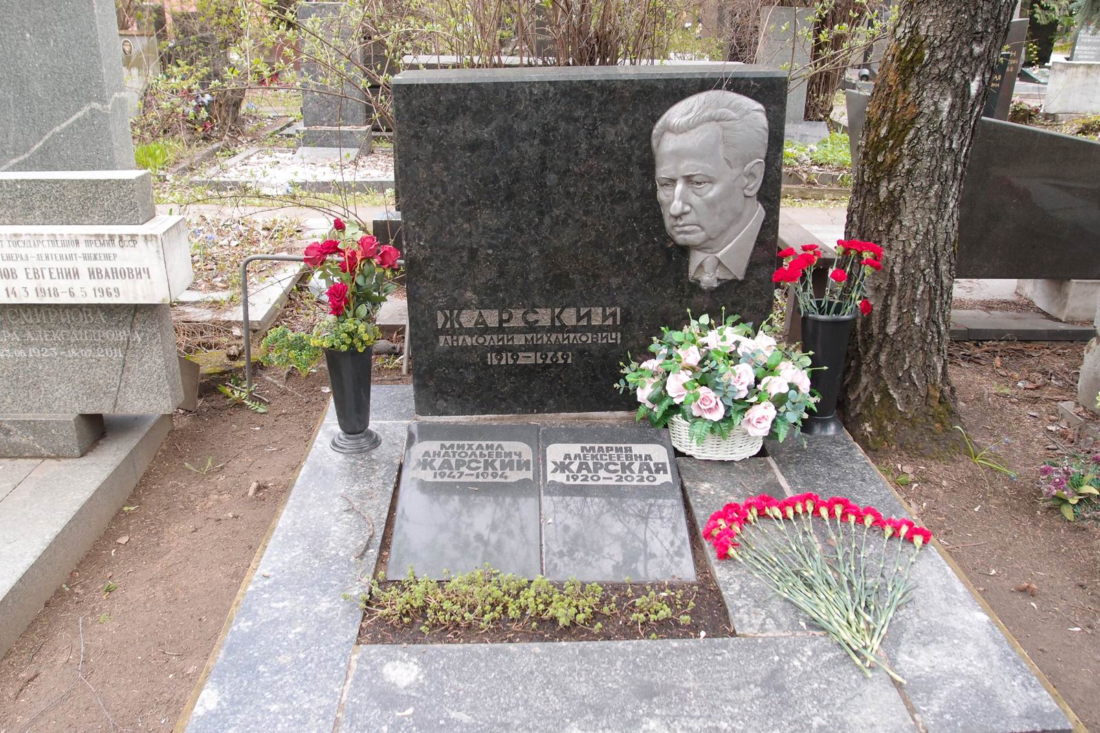 Памятник на могиле Жарского А.М. (1919–1969), на Новодевичьем кладбище (7–6–5).