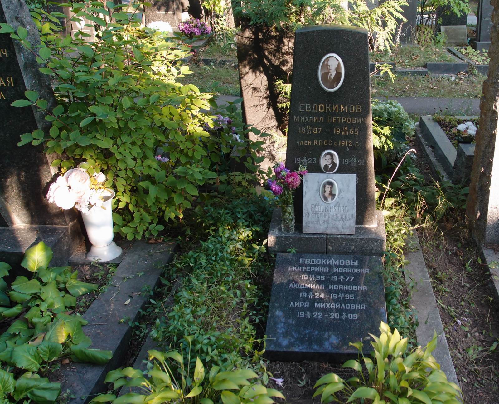 Памятник на могиле Евдокимова М.П. (1887–1965), на Новодевичьем кладбище (8–40–3).