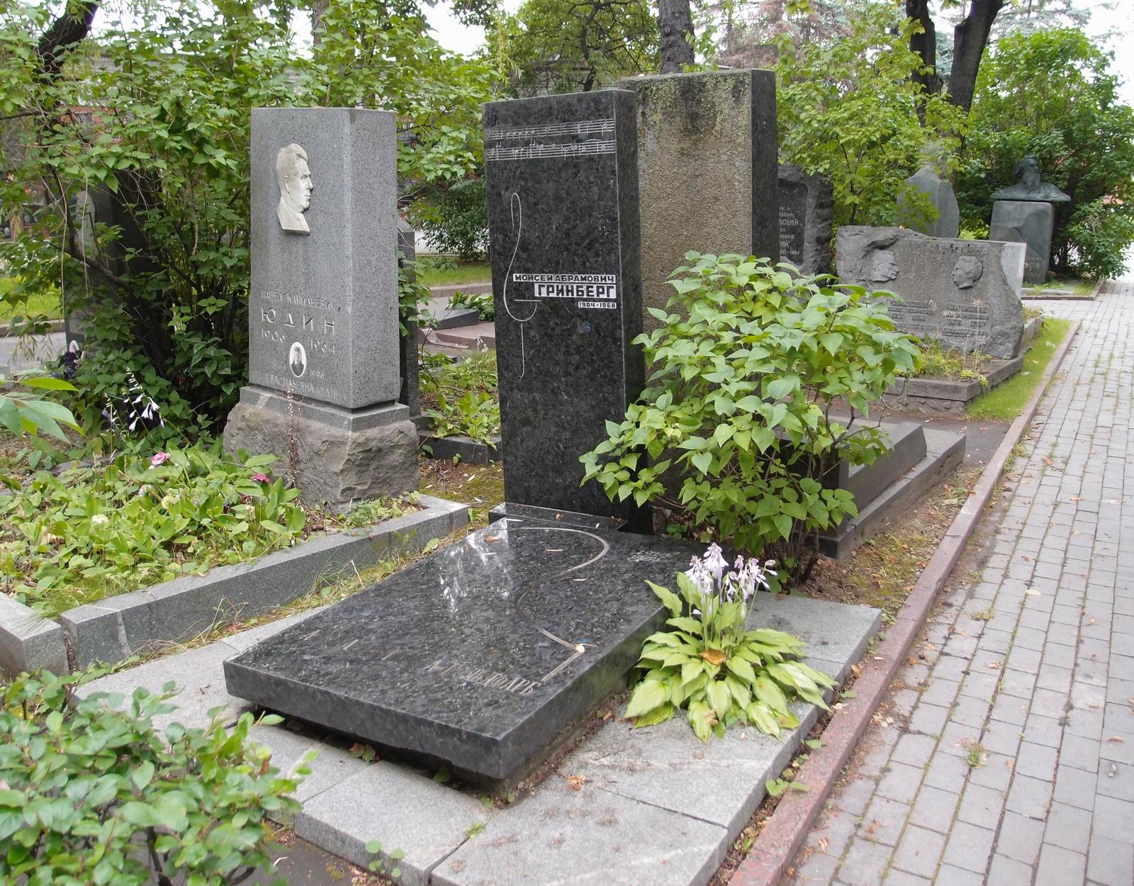Памятник на могиле Гринберга М.А. (1904–1968), арх. А.Джапаридзе, на Новодевичьем кладбище (8–41–1).