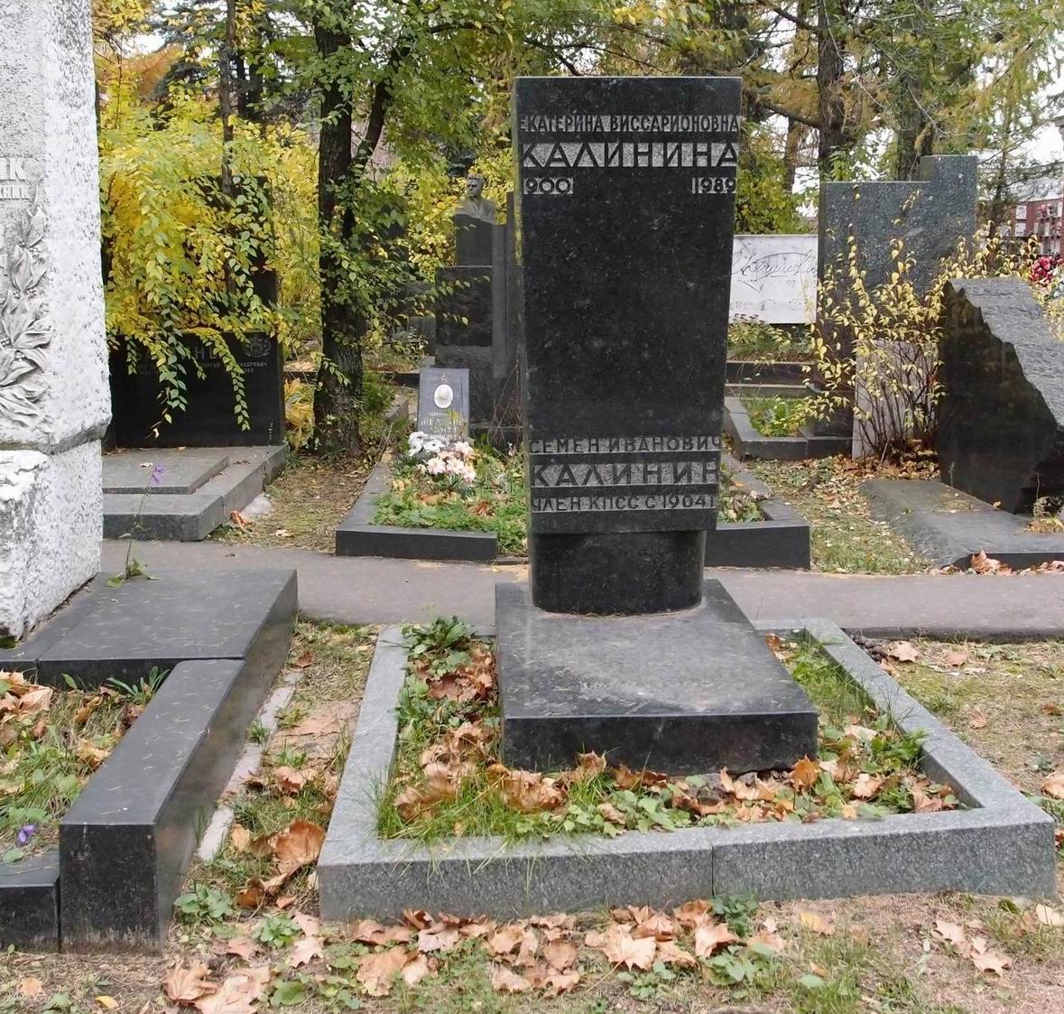 Памятник на могиле Калинина С.И. (1887–1963), арх. А.Заварзин, на Новодевичьем кладбище (8–27–7).