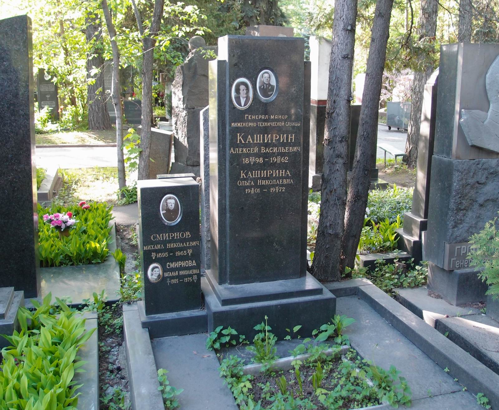 Памятник на могиле Каширина А.В. (1898–1962), на Новодевичьем кладбище (8–16–3).