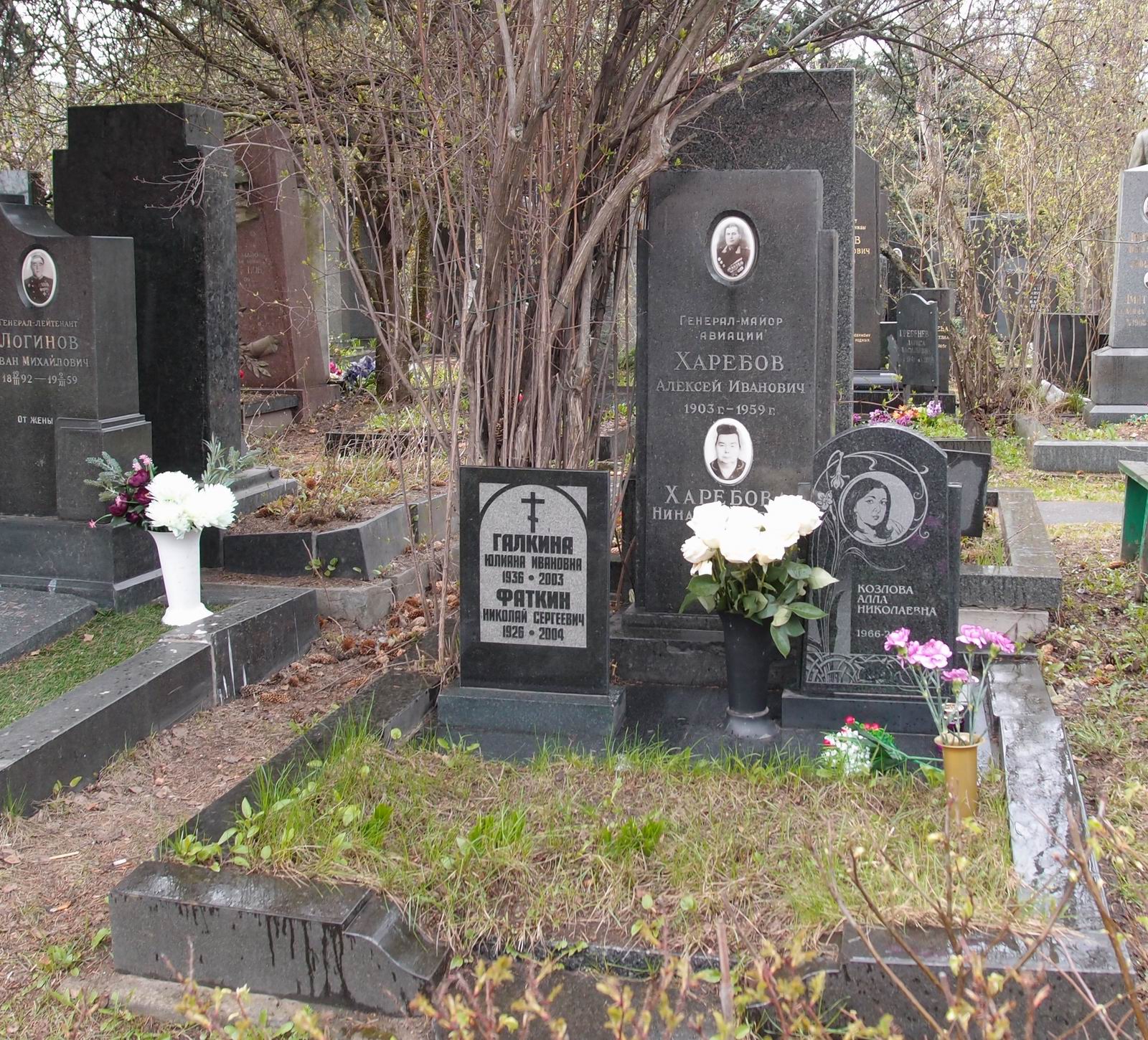 Памятник на могиле Харебова А.И. (1903–1959), на Новодевичьем кладбище (8–1–3).