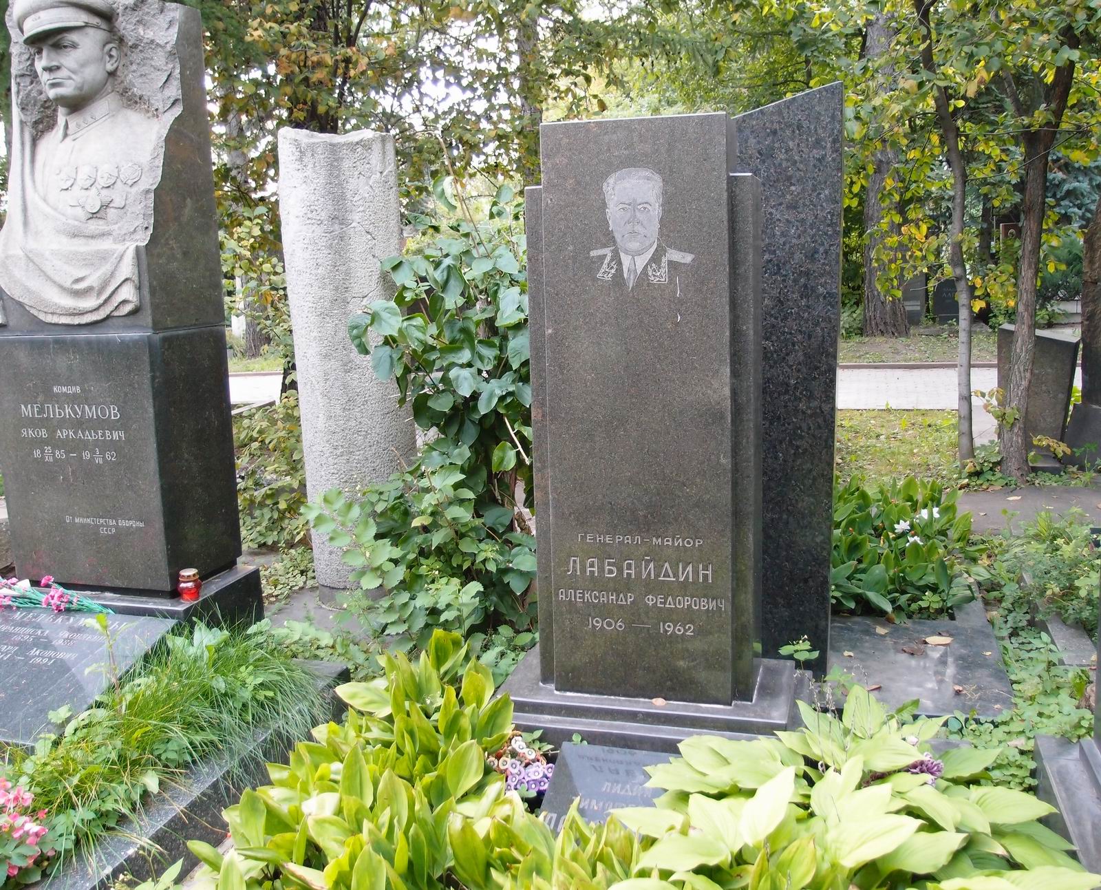 Памятник на могиле Лабайдина А.Ф. (1906–1962), на Новодевичьем кладбище (8–16–4).