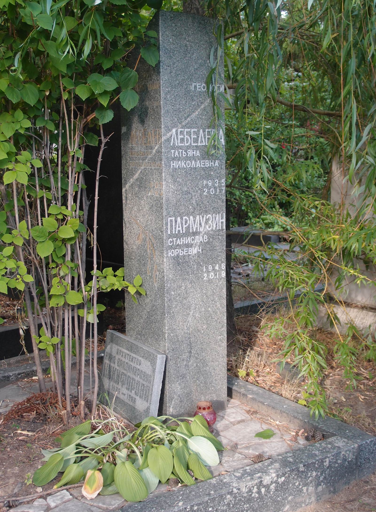 Памятник на могиле Лебедева Н.М. (1907–1964), на Новодевичьем кладбище (8–42–4).