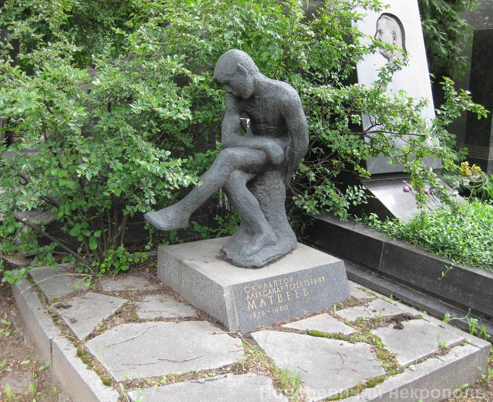 Памятник на могиле Матвеева А.Т. (1878–1960), ск. А.Матвеев, арх. М.Минкус, на Новодевичьем кладбище (8–8–1).
