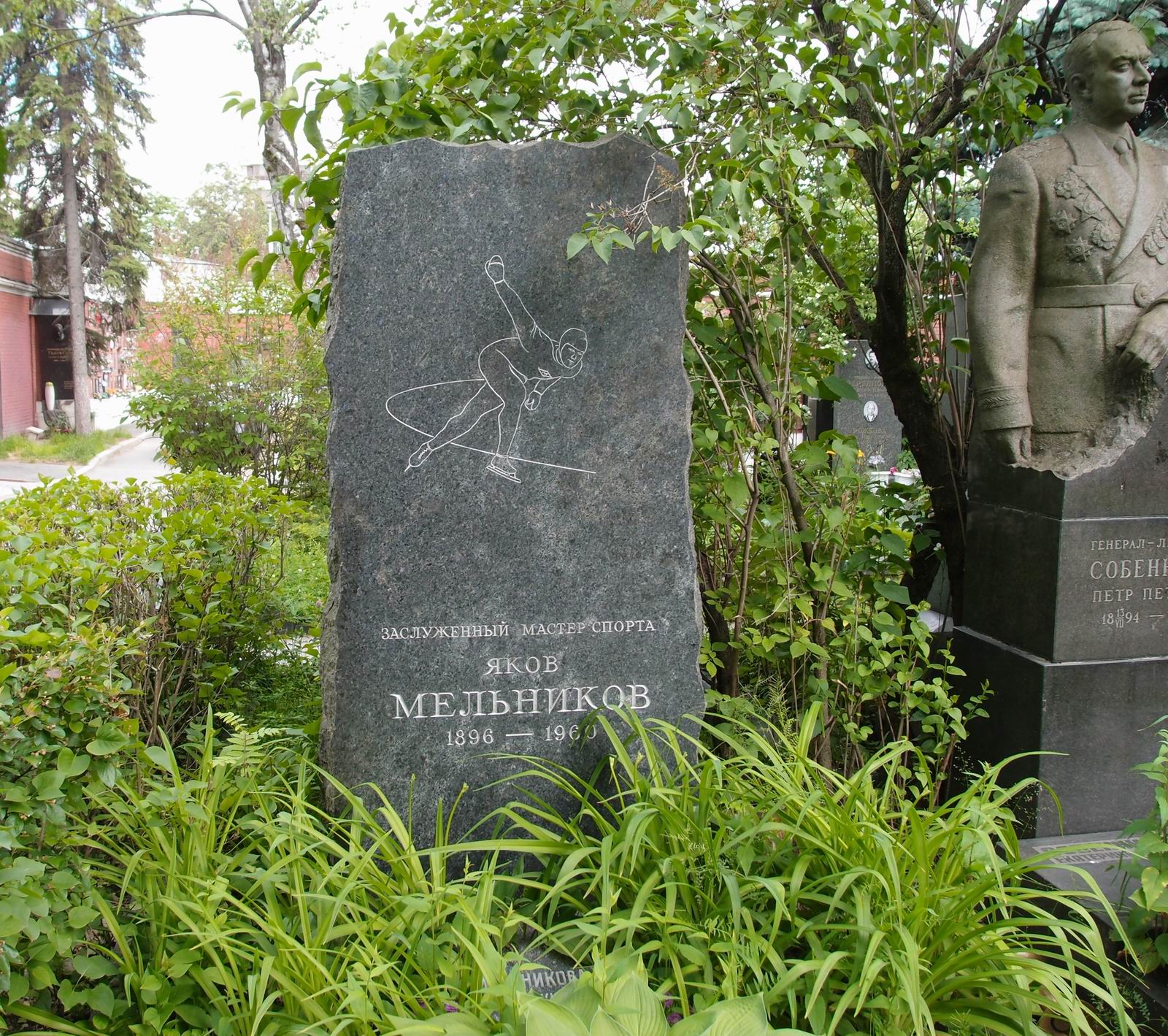 Памятник на могиле Мельникова Я.Ф. (1896–1960), на Новодевичьем кладбище (8–4–1).