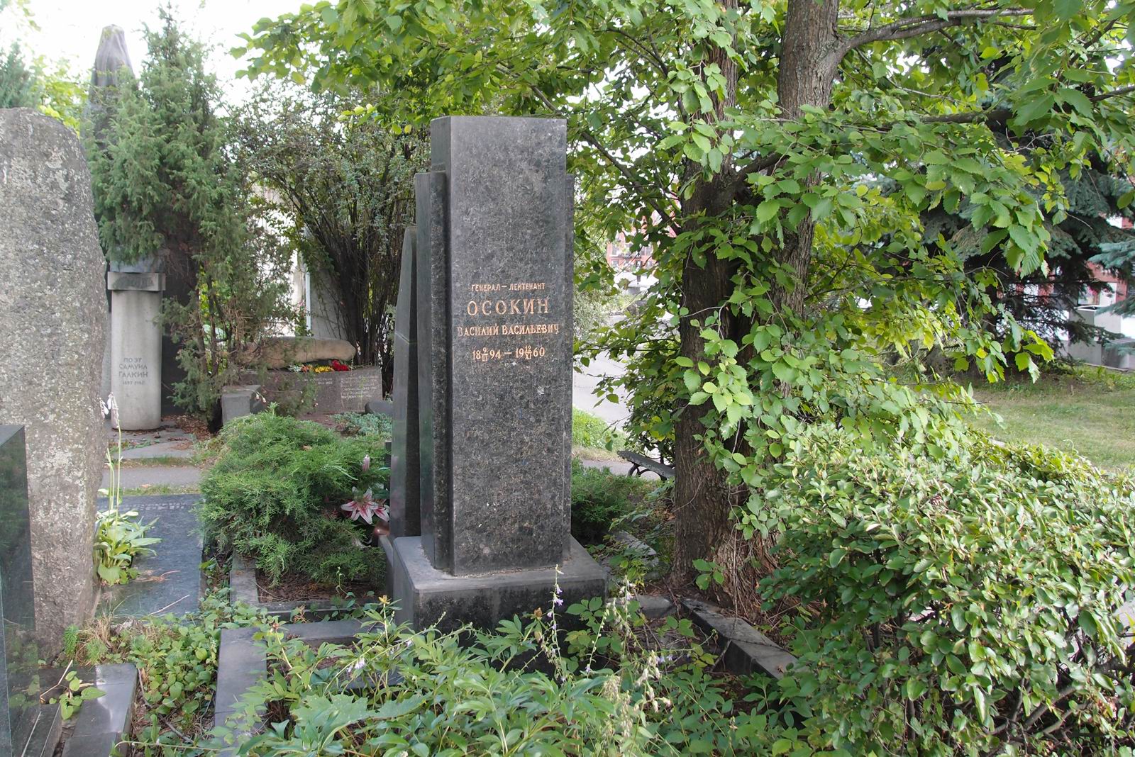 Памятник на могиле Осокина В.В. (1894–1960), на Новодевичьем кладбище (8–8–16).