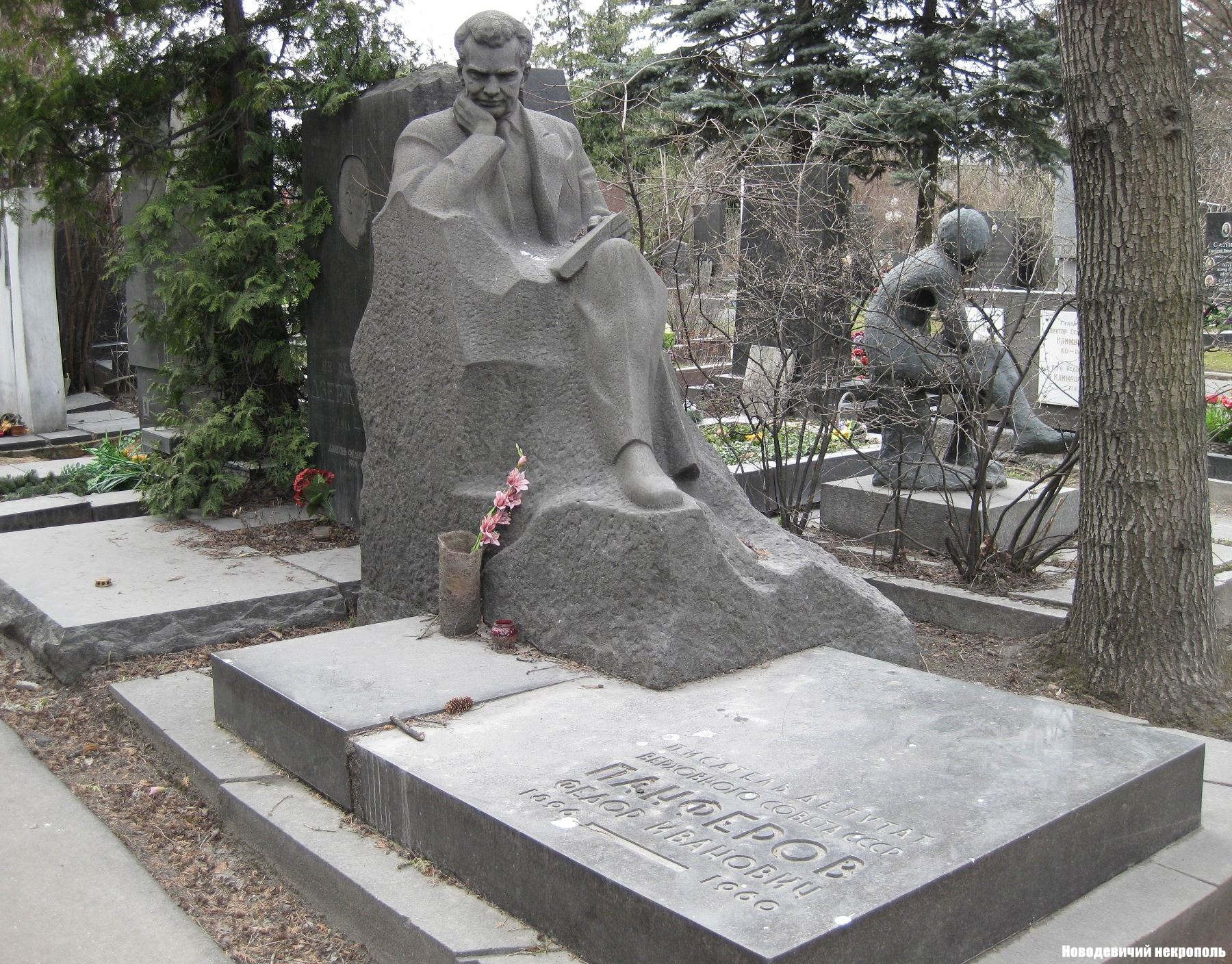 Памятник на могиле Панфёрова Ф.И. (1896–1960), на Новодевичьем кладбище (8–7–1).
