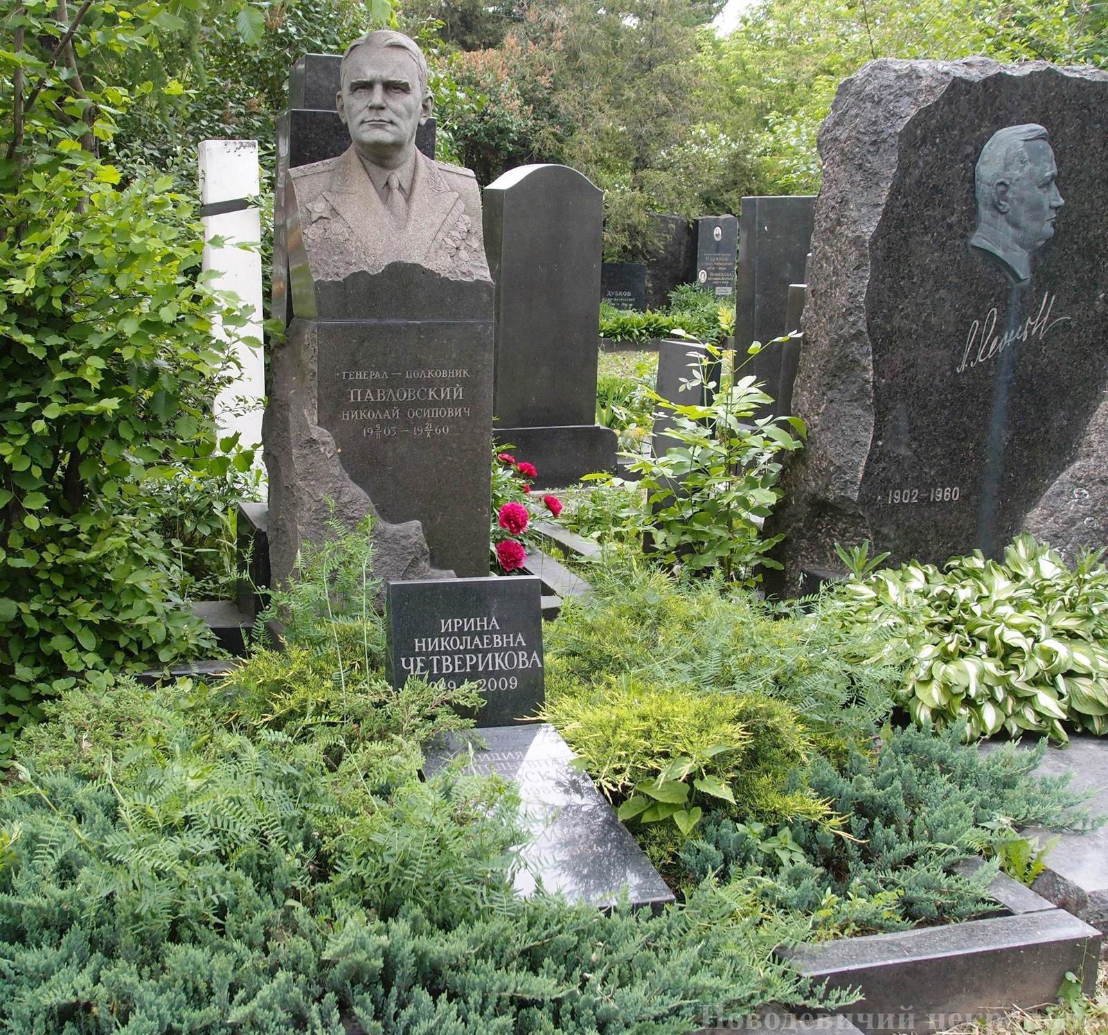 Памятник на могиле Павловского Н.О. (1903–1960), ск. Г.Постников, на Новодевичьем кладбище (8–7–16).