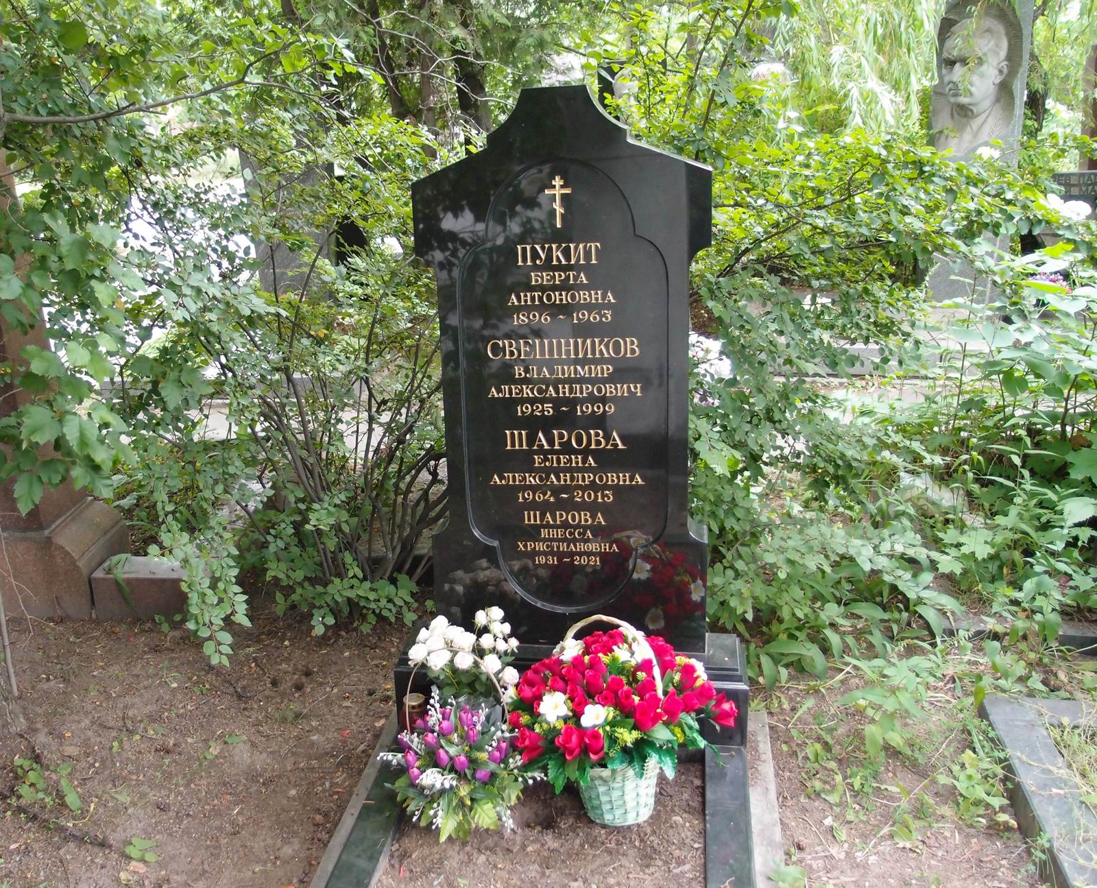 Памятник на могиле Пукит Б.А. (1896–1963), на Новодевичьем кладбище (8–35–2).
