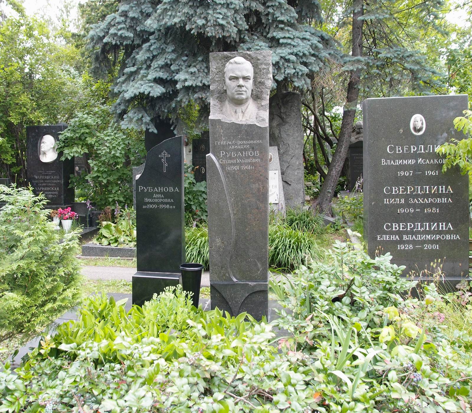 Памятник на могиле Рубанова С.У. (1901–1961), ск. Л.Блях, на Новодевичьем кладбище (8–9–6).