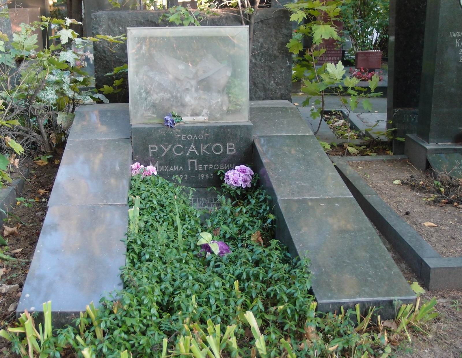 Памятник на могиле Русакова М.П. (1892–1963), ск. Л.Рабинс, на Новодевичьем кладбище (8–35–6).
