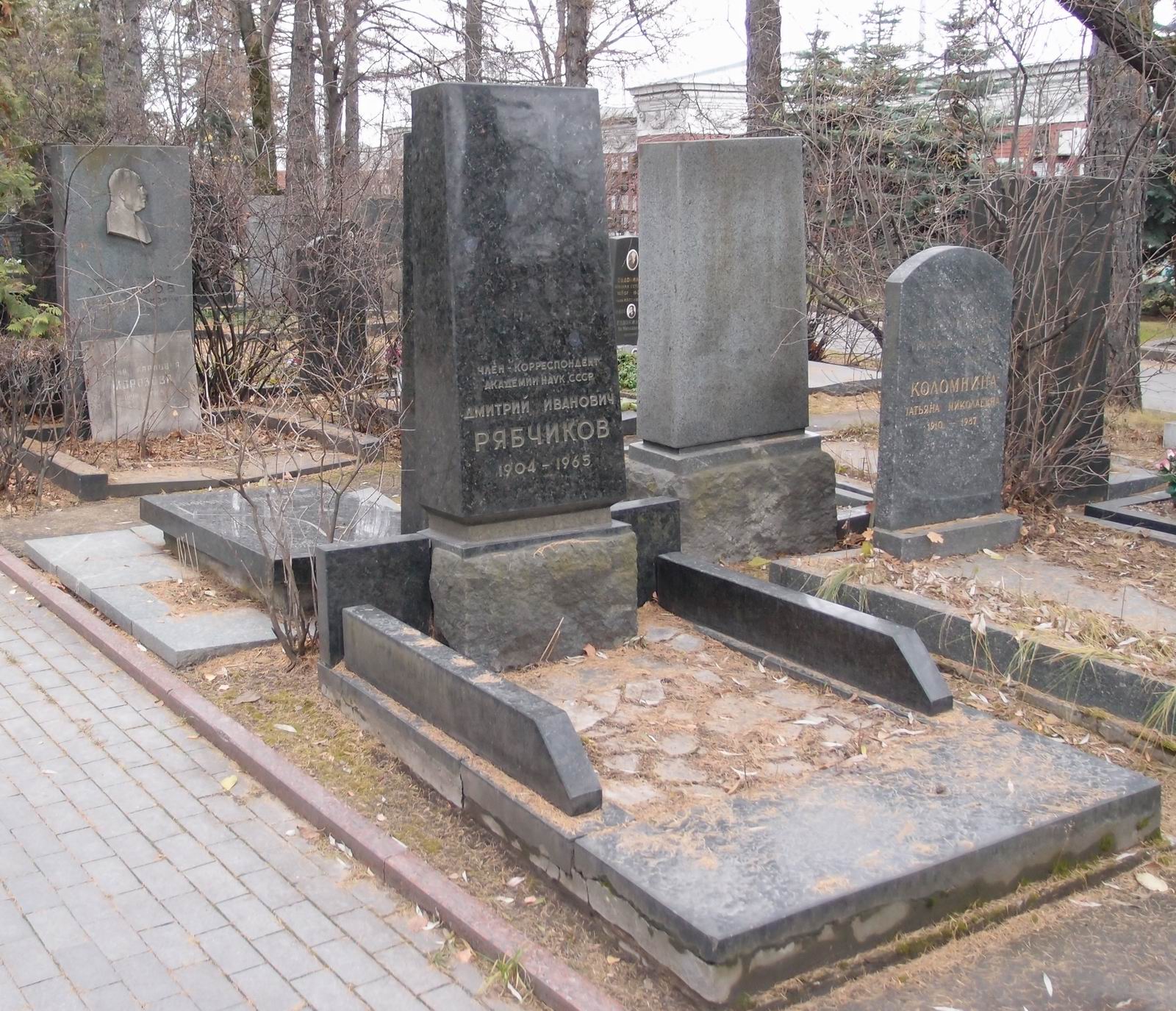 Памятник на могиле Рябчикова Д.И. (1904–1965), на Новодевичьем кладбище (8–42–1).