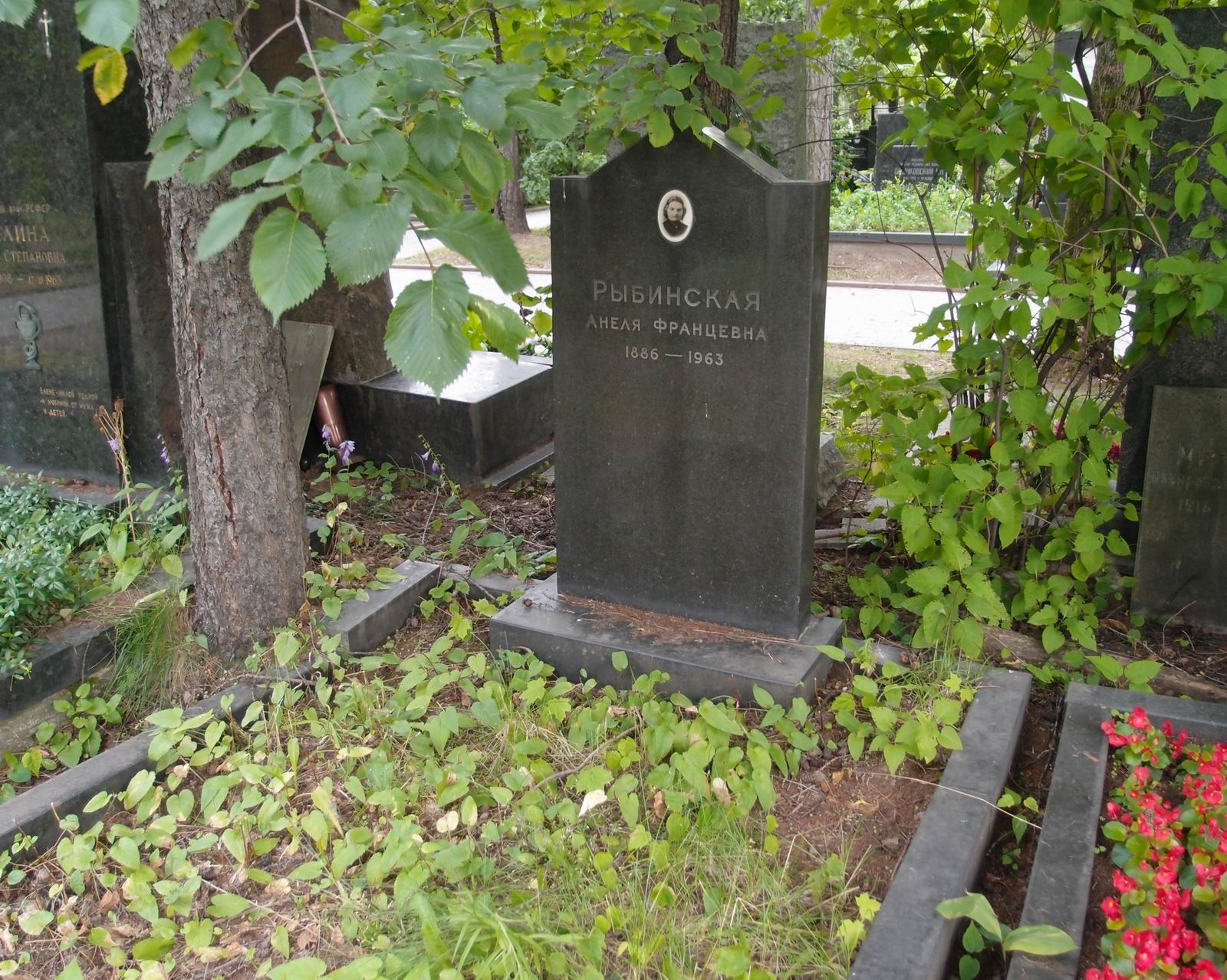 Памятник на могиле Рыбинской А.Ф. (1886–1963), на Новодевичьем кладбище (8–38–4).