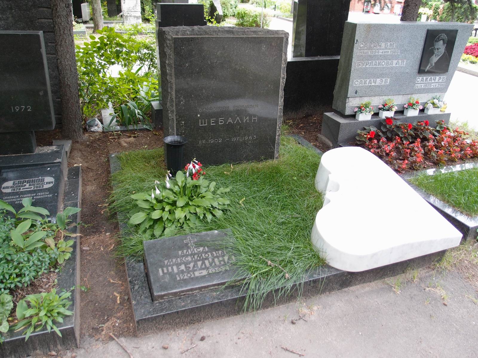 Памятник на могиле Шебалина В.Я. (1902–1963), на Новодевичьем кладбище (8–29–8).