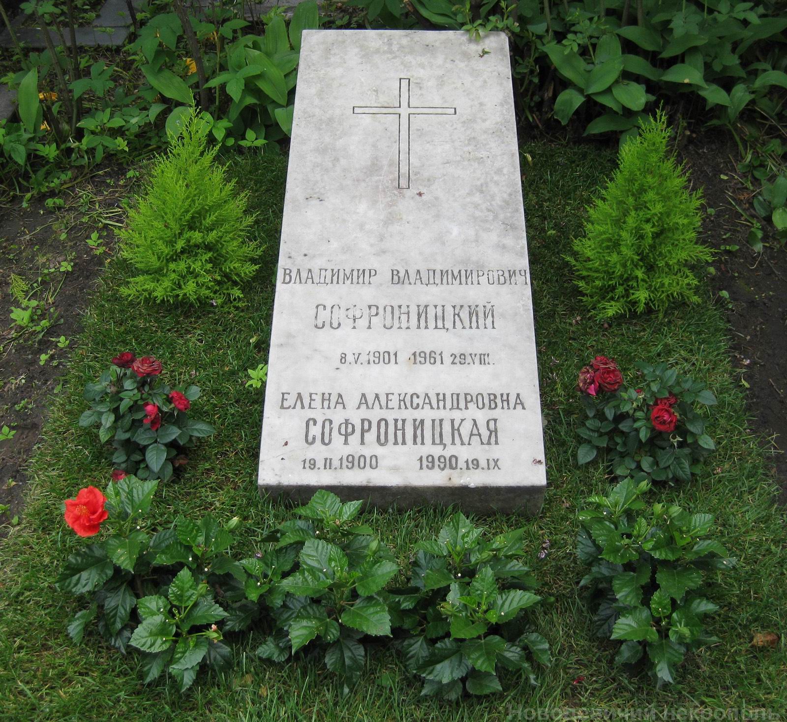 Памятник на могиле Софроницкого В.В. (1901–1961), на Новодевичьем кладбище (8–13–13).