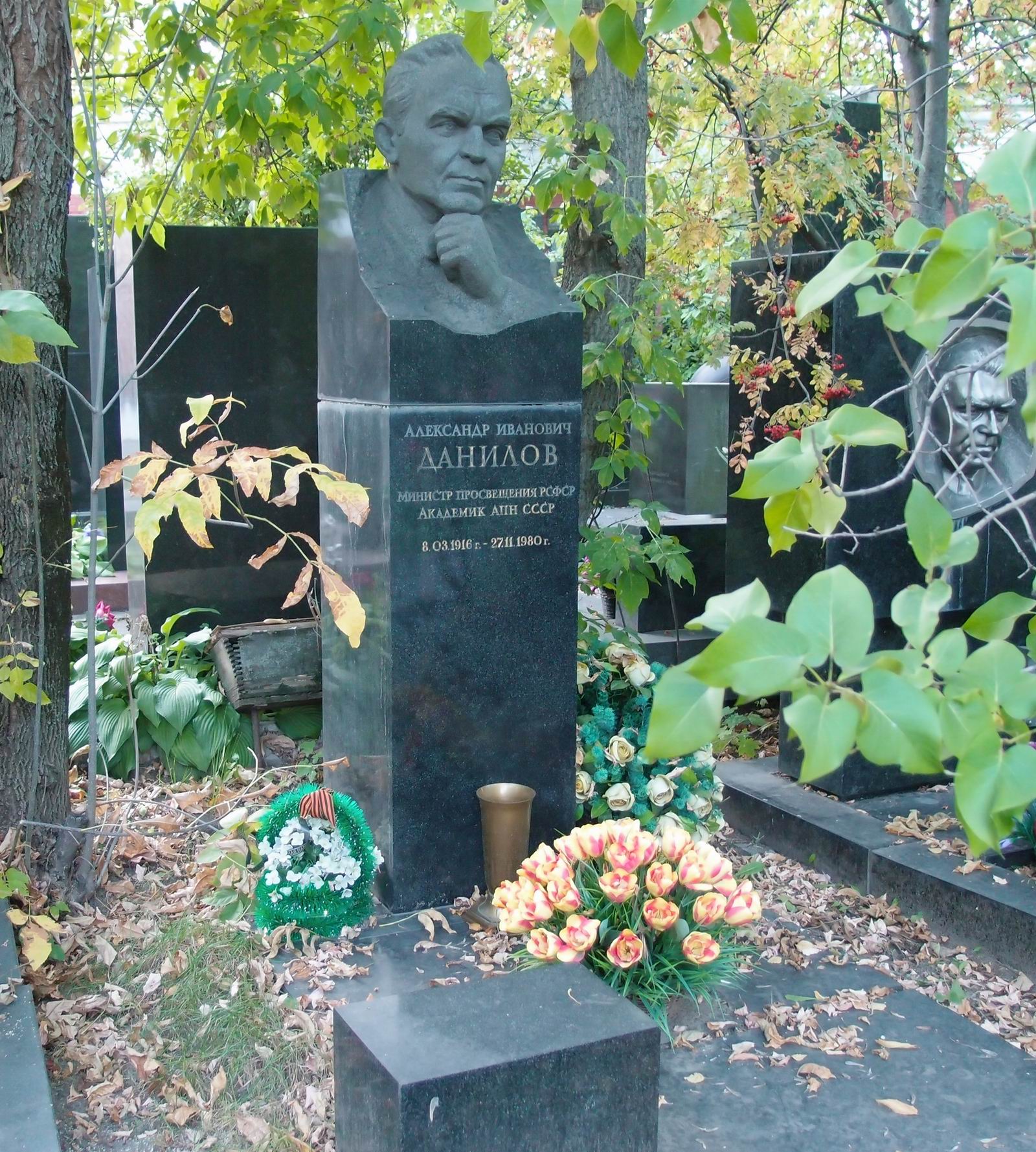 Памятник на могиле Данилова А.И. (1916–1980), ск. А.Сергеев, арх. А.Аптекин, на Новодевичьем кладбище (9–6–2).