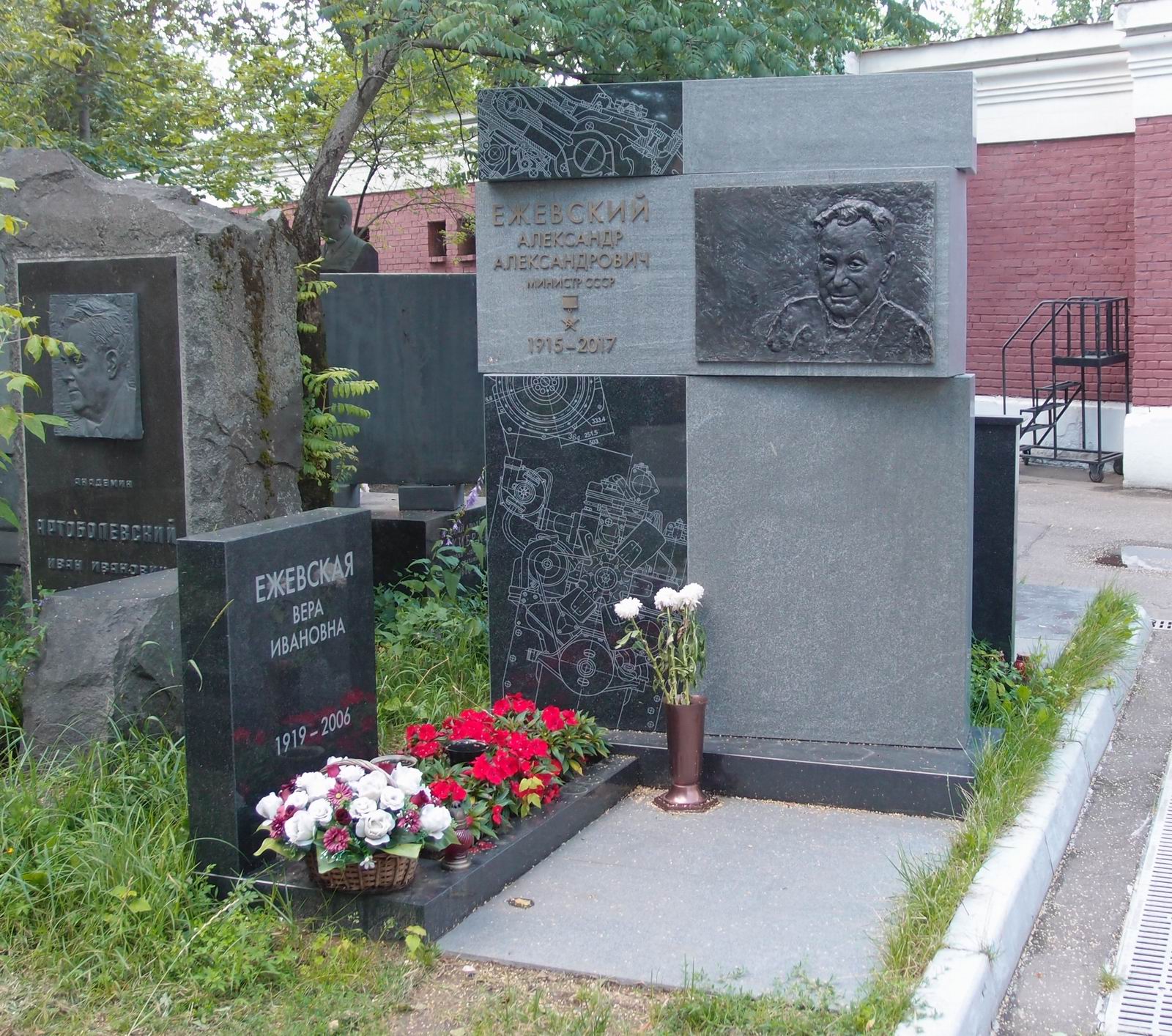 Памятник на могиле Ежевского А.А. (1915–2017), на Новодевичьем кладбище (9–3–17).