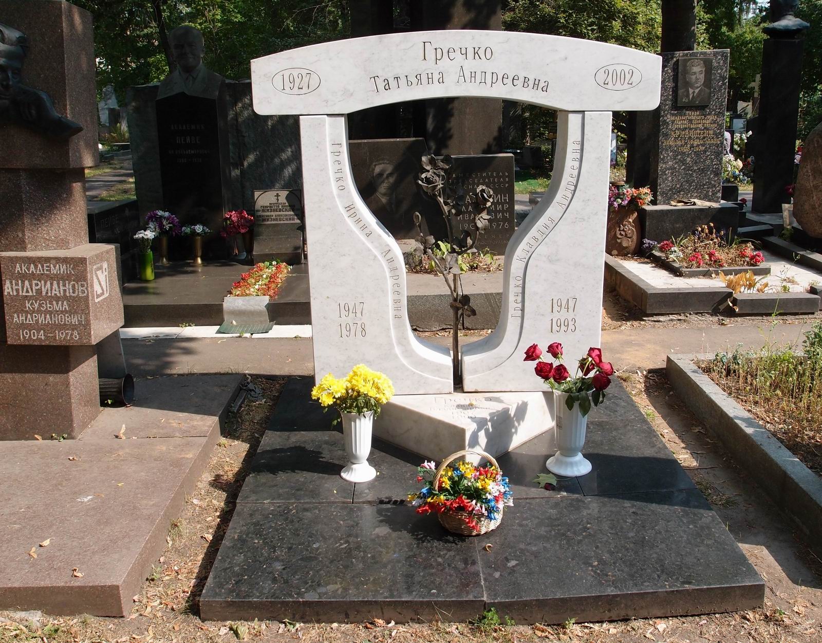 Памятник на могиле Гречко К.В. (1907–1990), арх. И.Студенкин, на Новодевичьем кладбище (9–3–10).