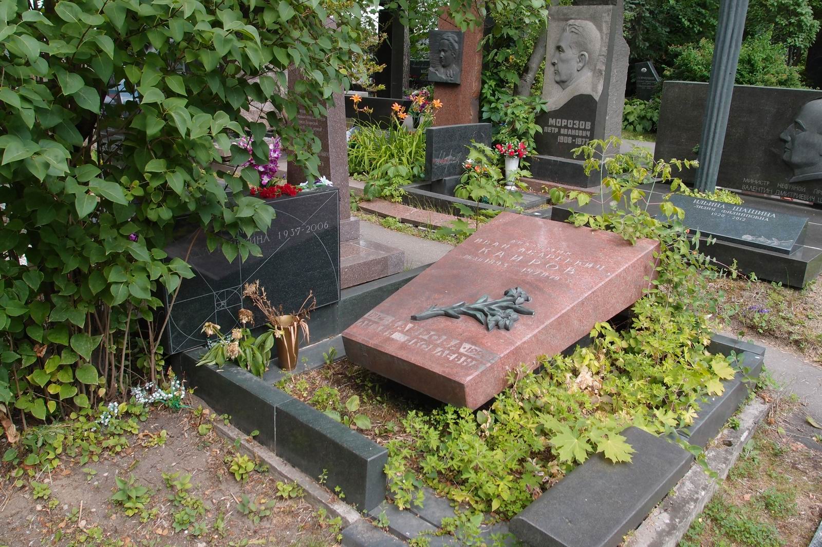 Памятник на могиле Каирова И.А. (1893–1978), на Новодевичьем кладбище (9–3–5).