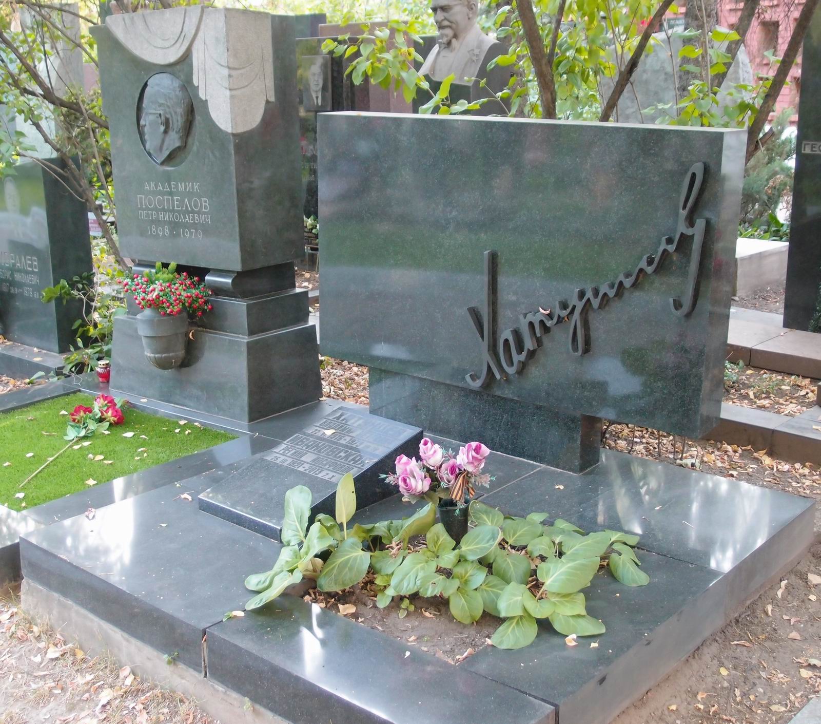 Памятник на могиле Хатунцева В.П. (1916–1979), на Новодевичьем кладбище (9–5–10).