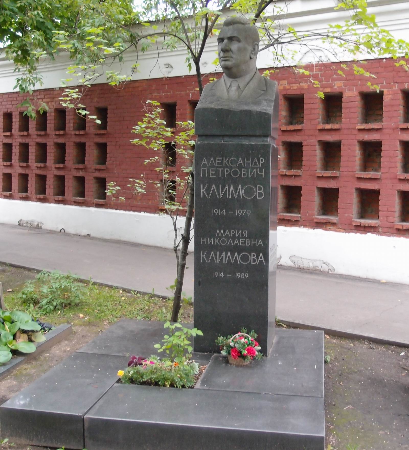 Памятник на могиле Климова А.П. (1914–1979), ск. А.Тюренков, арх. Г.Гаврилов, на Новодевичьем кладбище (9–5–14).