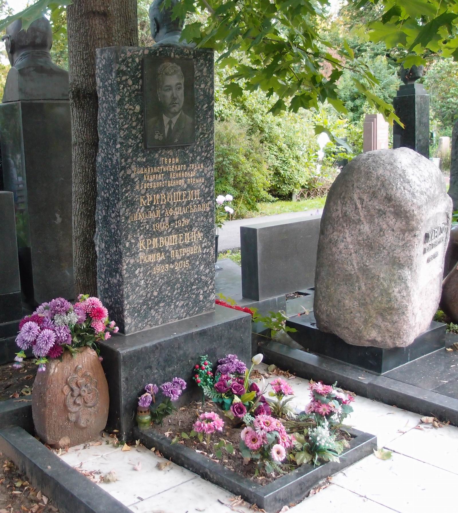 Памятник на могиле Кривошеина Н.А. (1908–1976), на Новодевичьем кладбище (9–2–9).