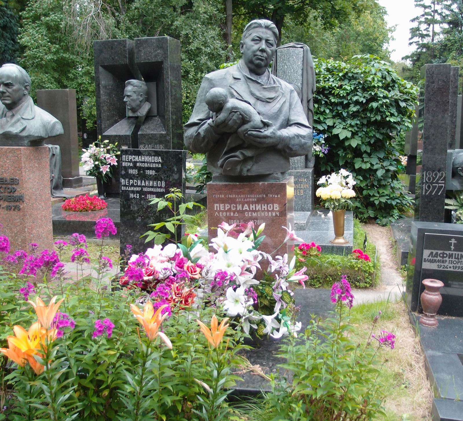 Памятник на могиле Персианинова Л.С. (1908–1978), ск. Л.Кербель, арх. Л.Мисожников, на Новодевичьем кладбище (9–3–2). Нажмите левую кнопку мыши чтобы увидеть фрагмент памятника.