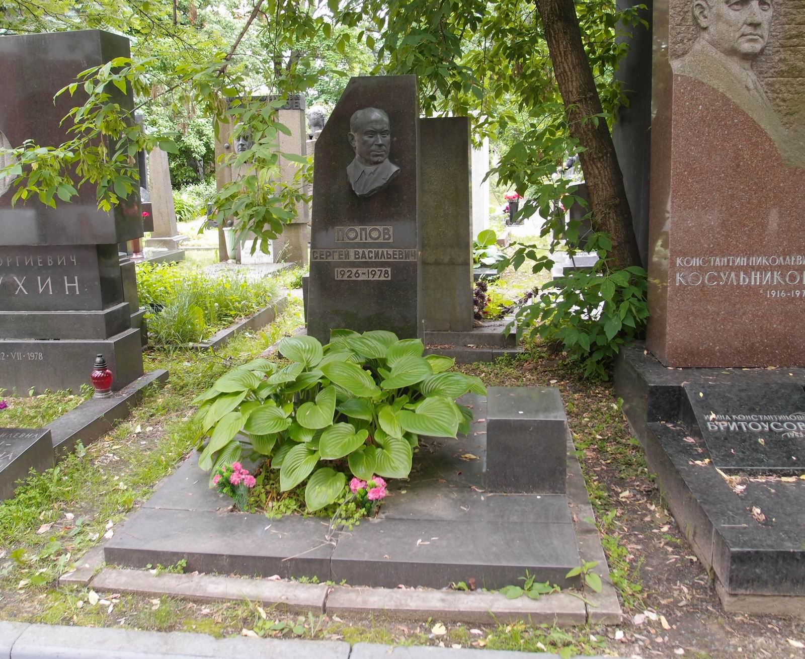 Памятник на могиле Попова С.В. (1926–1978), на Новодевичьем кладбище (9–4–4).