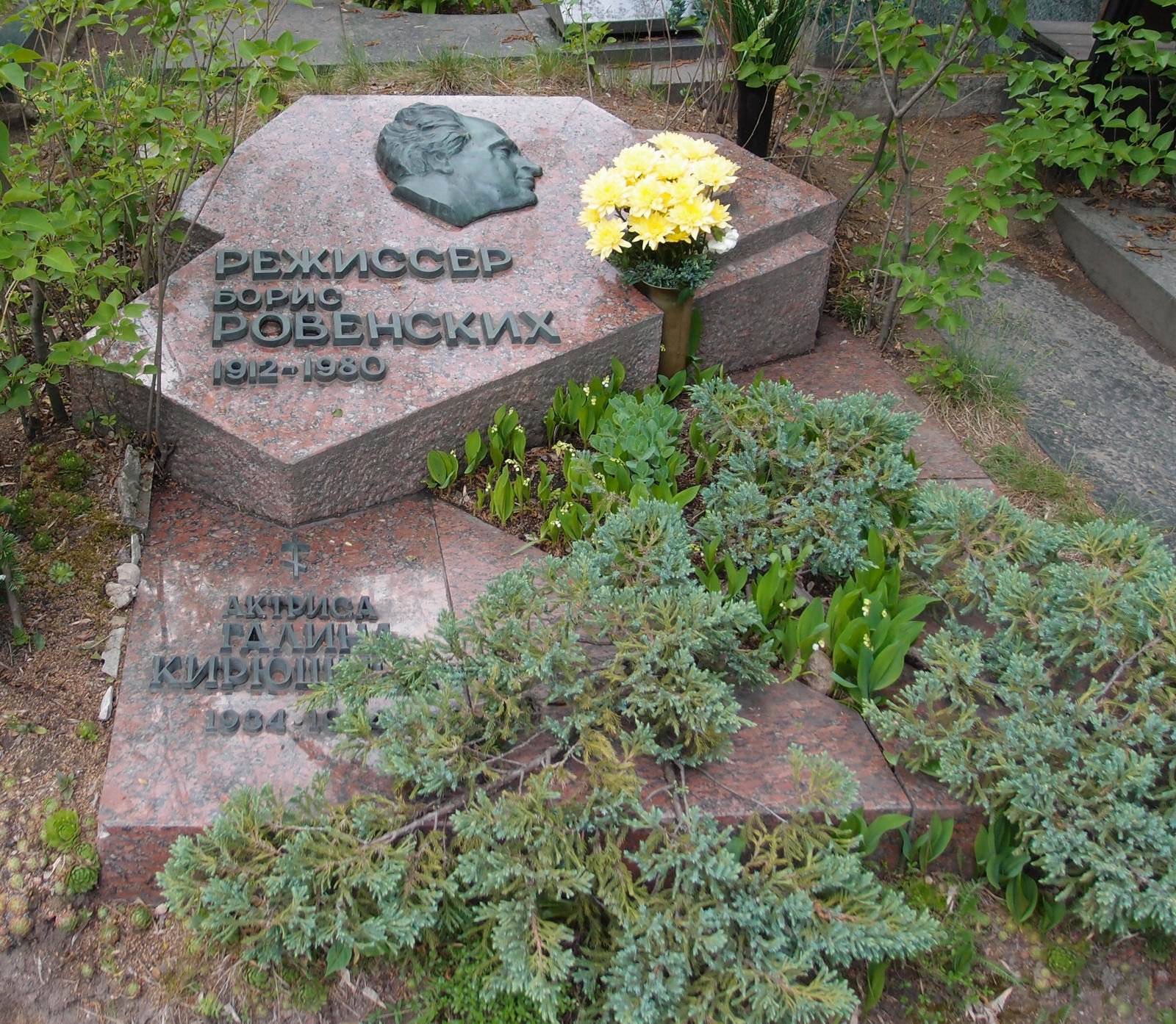 Памятник на могиле Ровенских Б.И. (1912–1980), на Новодевичьем кладбище (9–5–5).