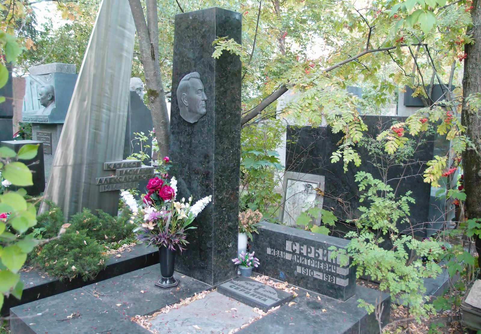 Памятник на могиле Сербина И.Д. (1910–1981), ск. А.Газалиев, на Новодевичьем кладбище (9–7–3).