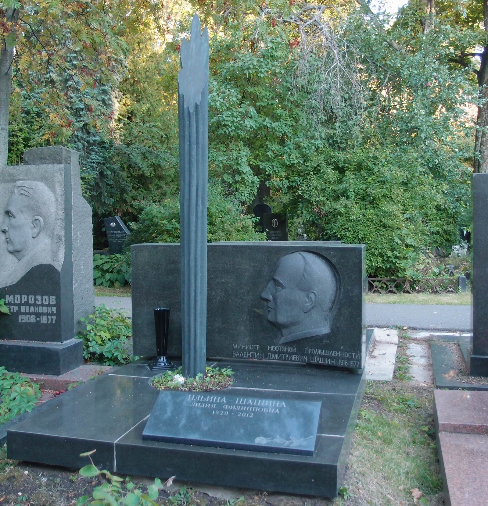 Памятник на могиле Шашина В.Д. (1916–1977), ск. Е.Преображенский, арх. А.Великанов, на Новодевичьем кладбище (9–2–5).