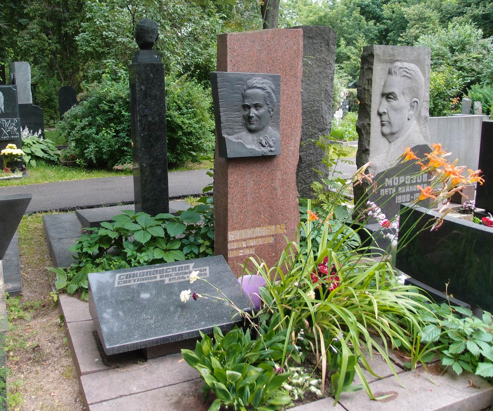 Памятник на могиле Соколовской А.П. (1901–1977), ск. А.Малков, на Новодевичьем кладбище (9–2–7). Нажмите левую кнопку мыши чтобы увидеть фрагменты памятника.