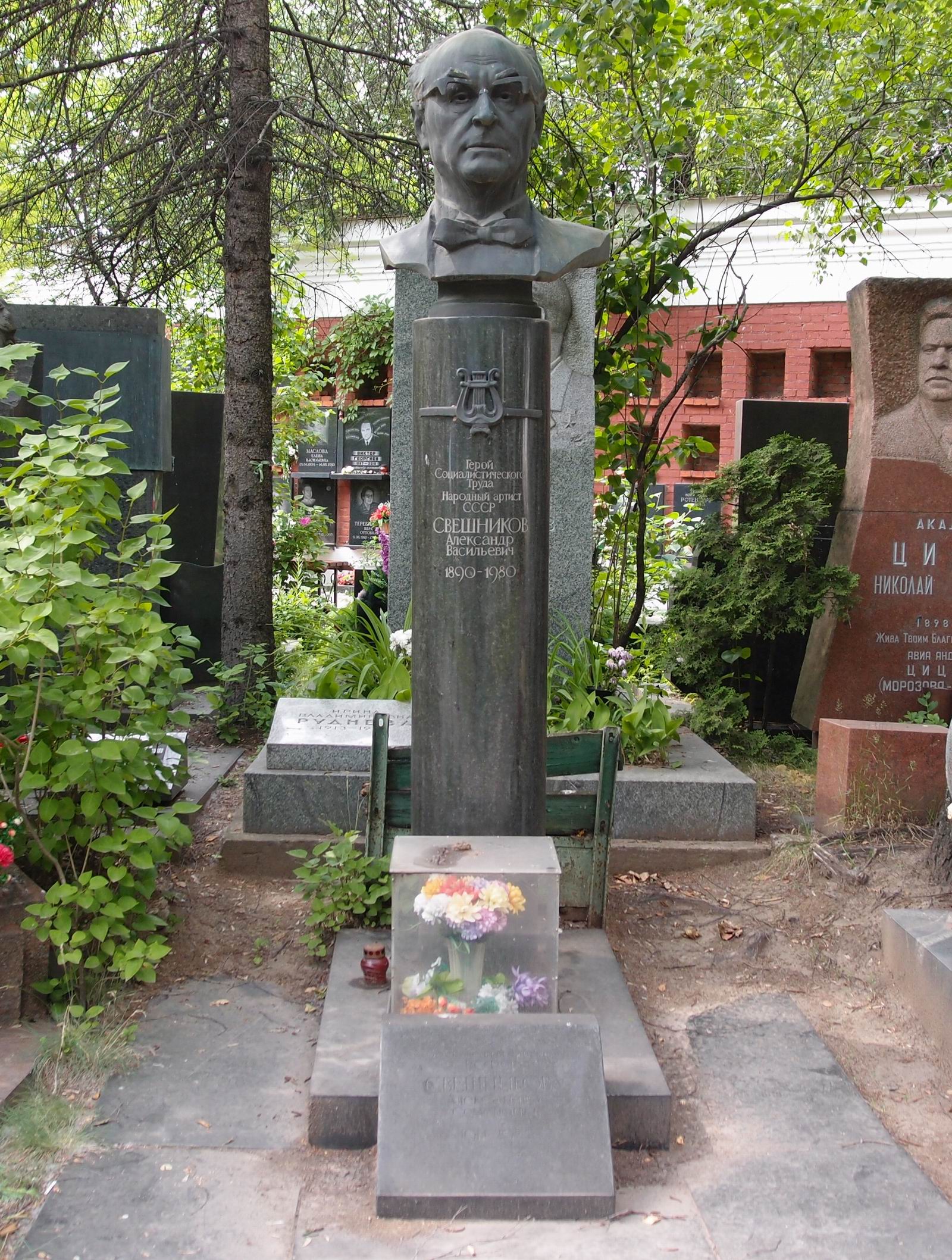 Памятник на могиле Свешникова А.В. (1890–1980), ск. А.Соколов, на Новодевичьем кладбище (9–5–6).